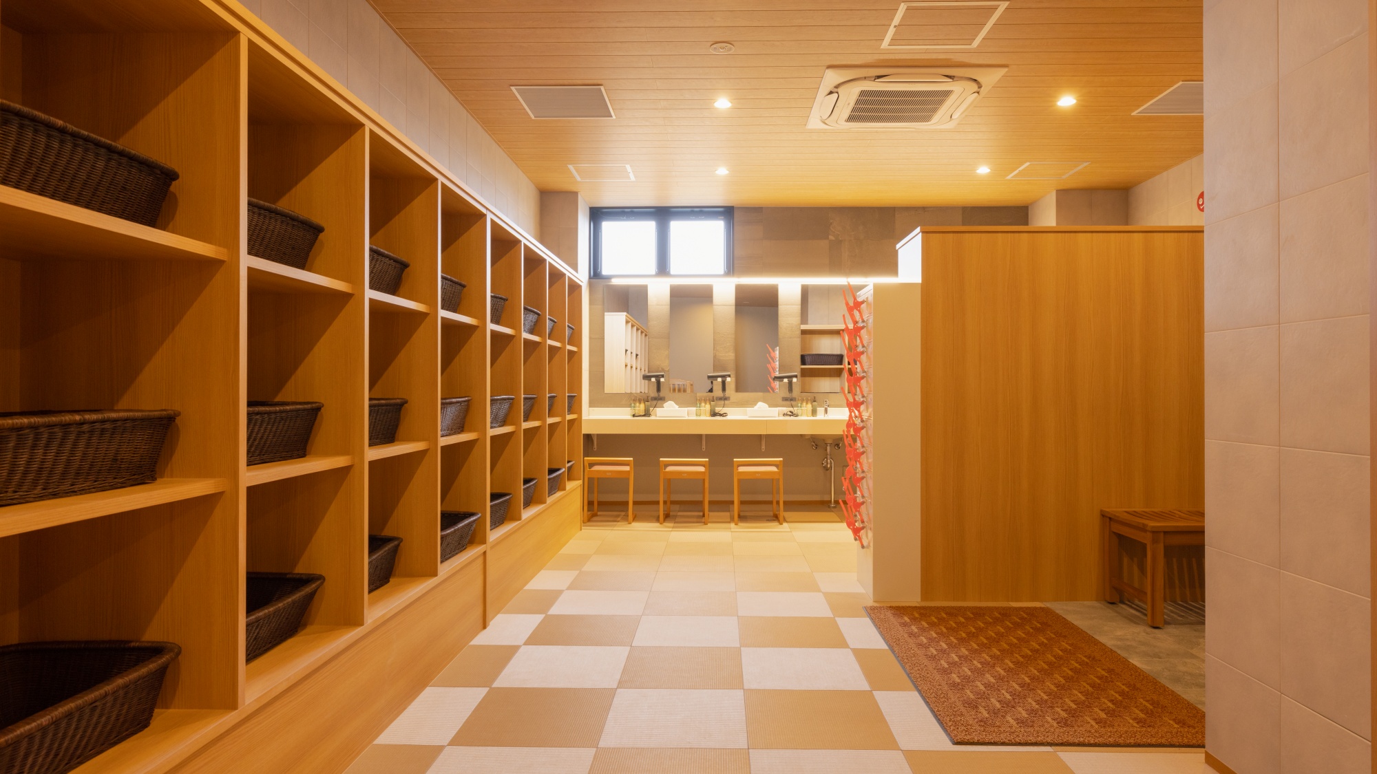 【温泉大浴場】広々とした脱衣所は清潔感あふれる明るい空間。