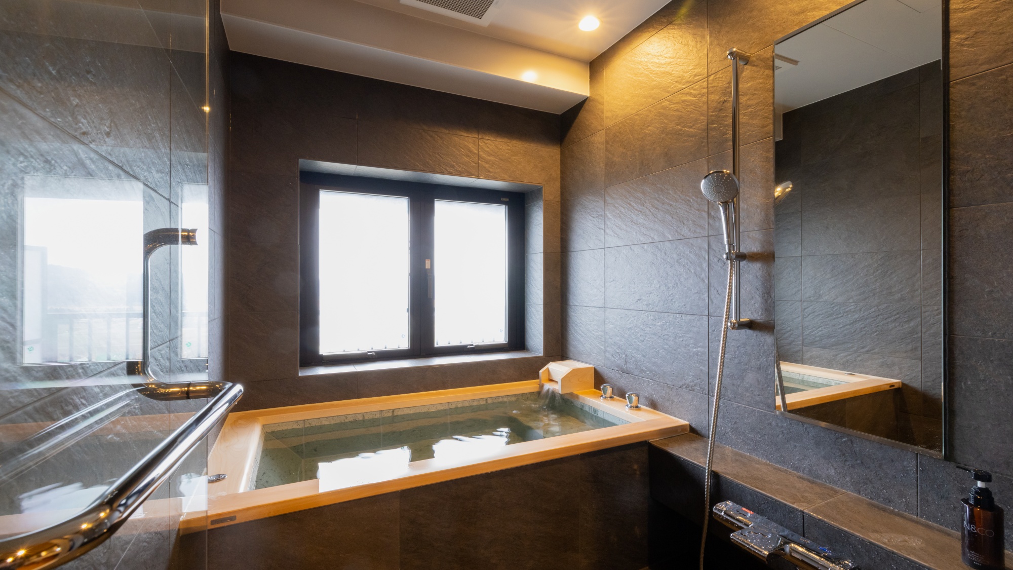 【スイートルーム】心身を癒す温泉をお部屋でも。窓を開閉して半露天風呂仕様でもお楽しみください。