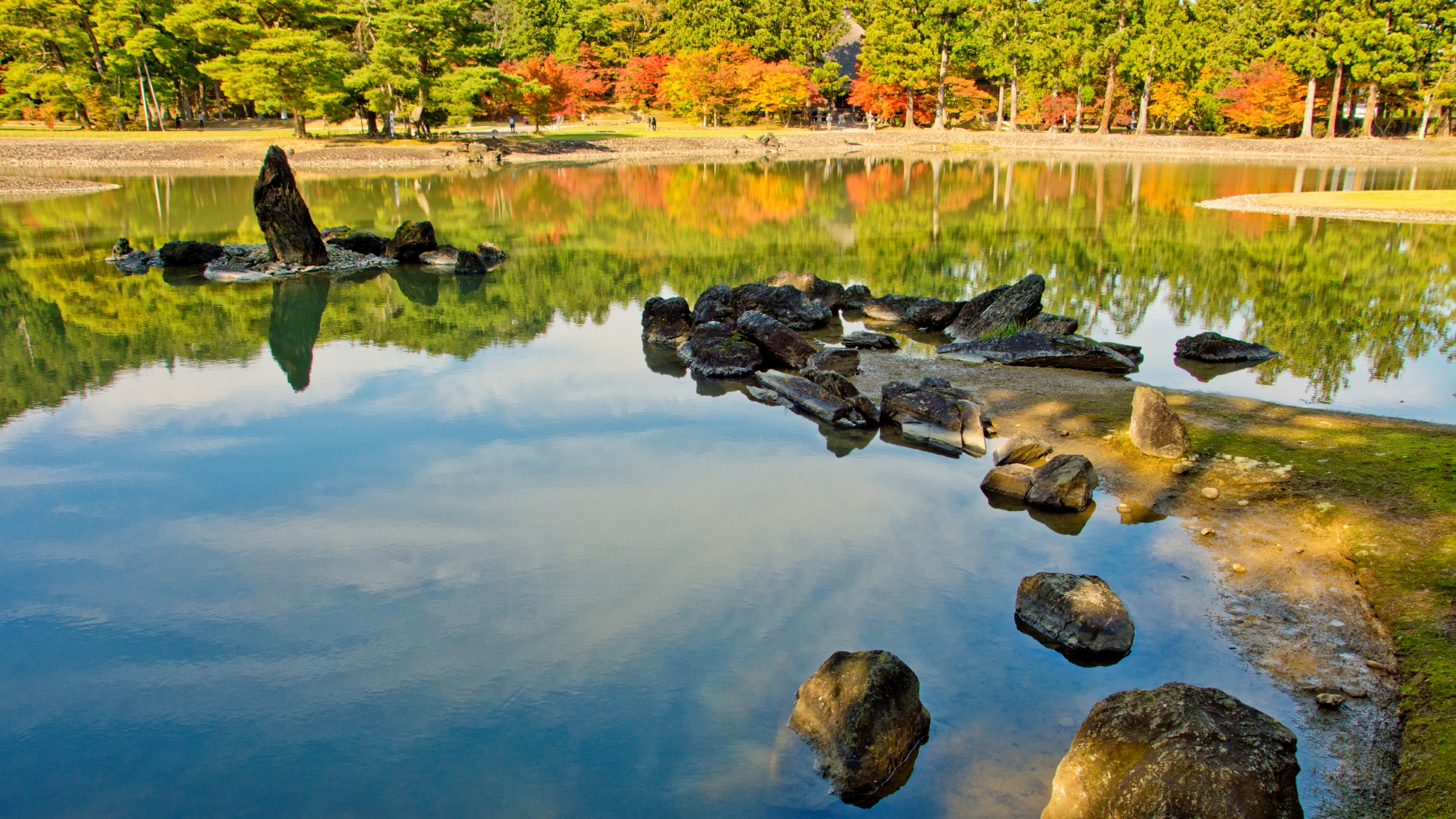 【周辺観光】「毛越寺」800有余年を経た現在も当時を変わらぬ美しさを見せています。