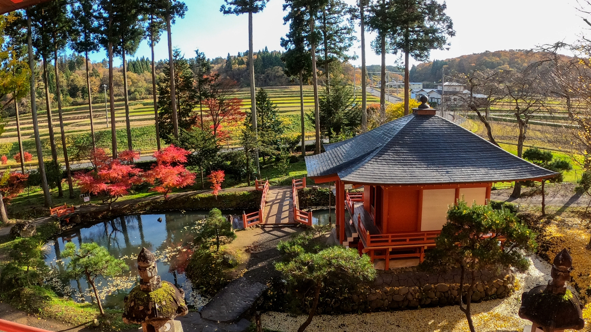 【周辺観光】「達谷窟毘沙門堂」1200年の歴史があり、境内全域が史跡指定されています。