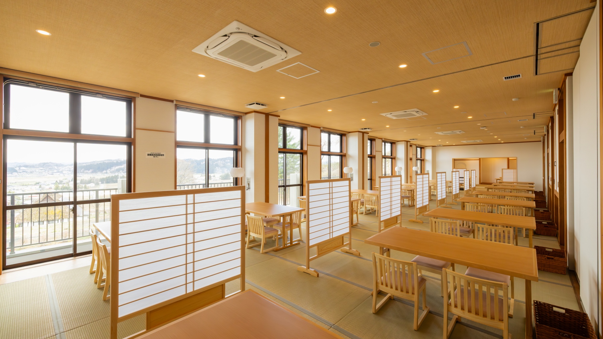 【ダイニング】落ち着きある開放的な会食場。岩手の食を存分にお楽しみくださいませ。