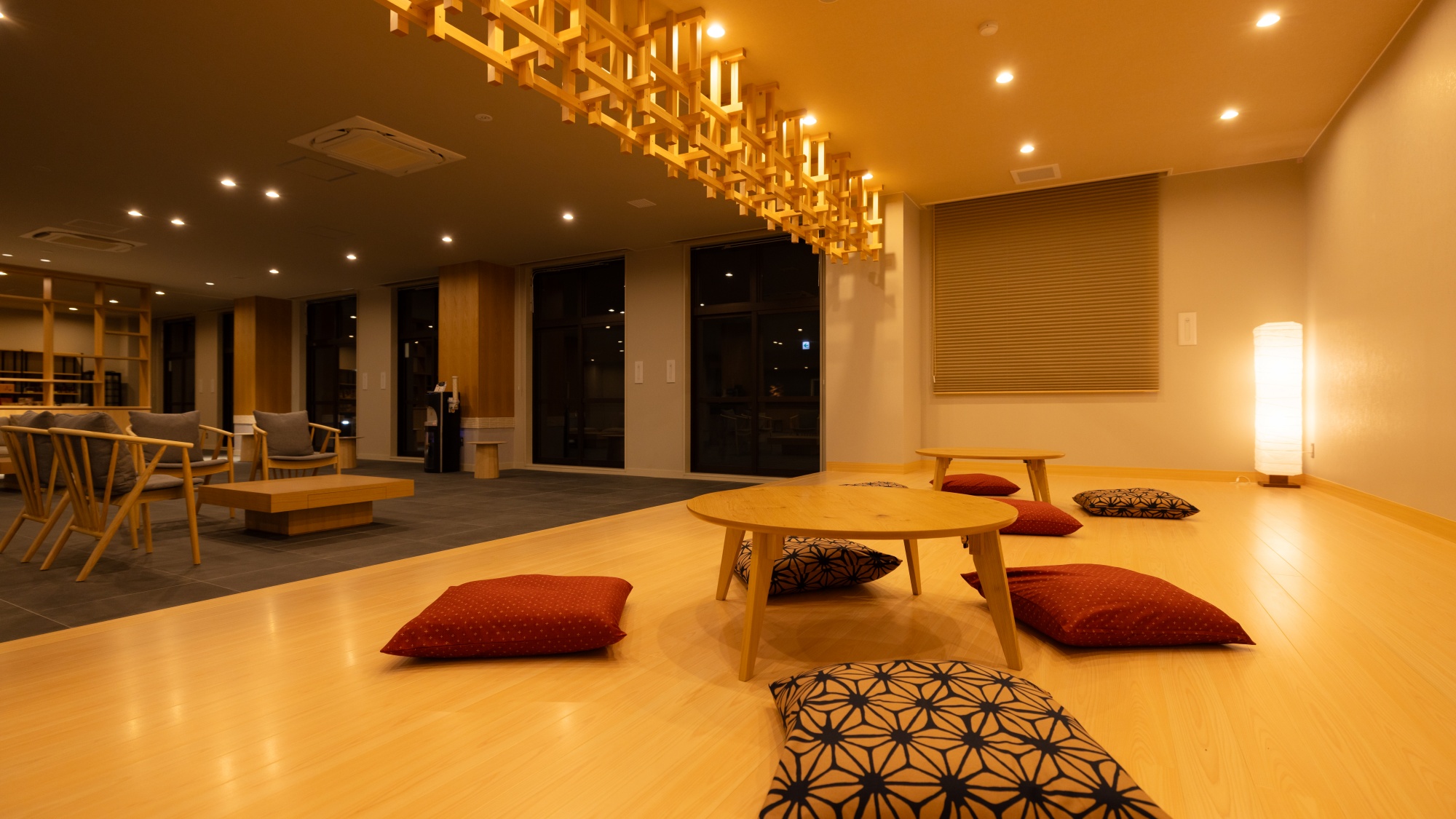 【ロビーラウンジ】岩手の木材を使用したホールスペース。足を伸ばしておくつろぎいただけます。