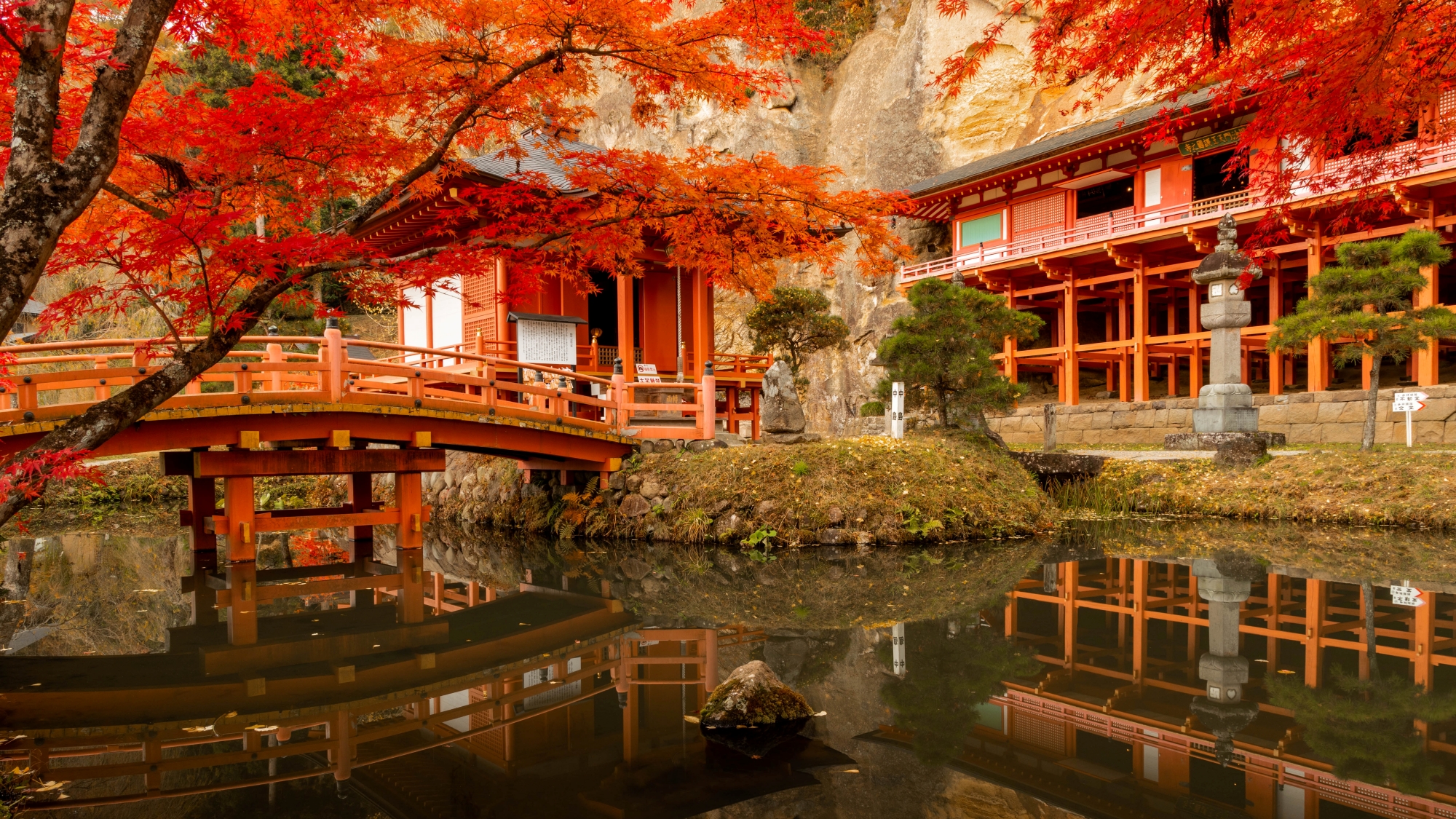 【周辺観光】「達谷窟毘沙門堂」紅葉の見頃は、例年10月中旬～11月中旬です。