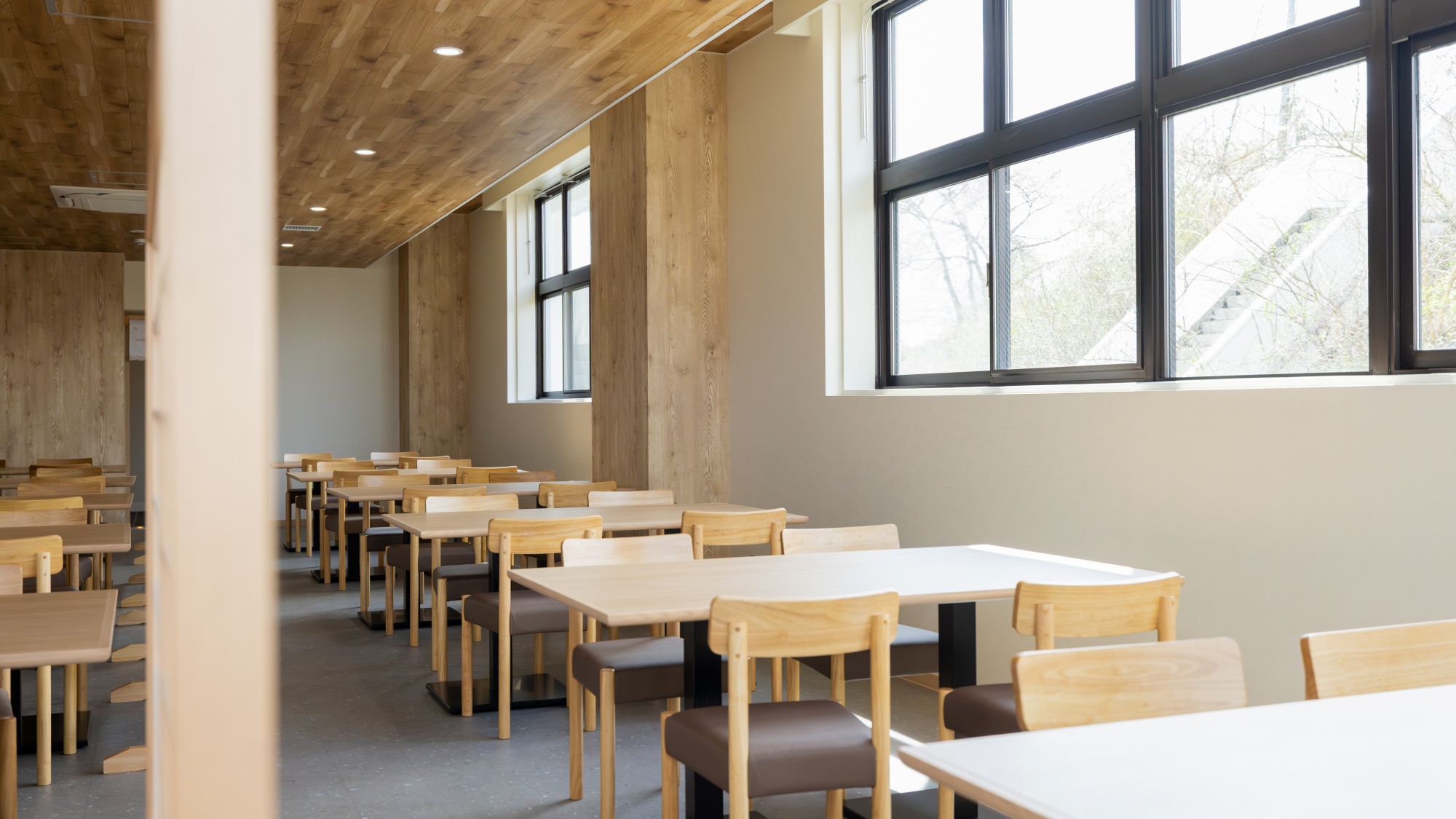 【ダイニング】落ち着きある開放的な会食場。岩手の食を存分にお楽しみくださいませ。