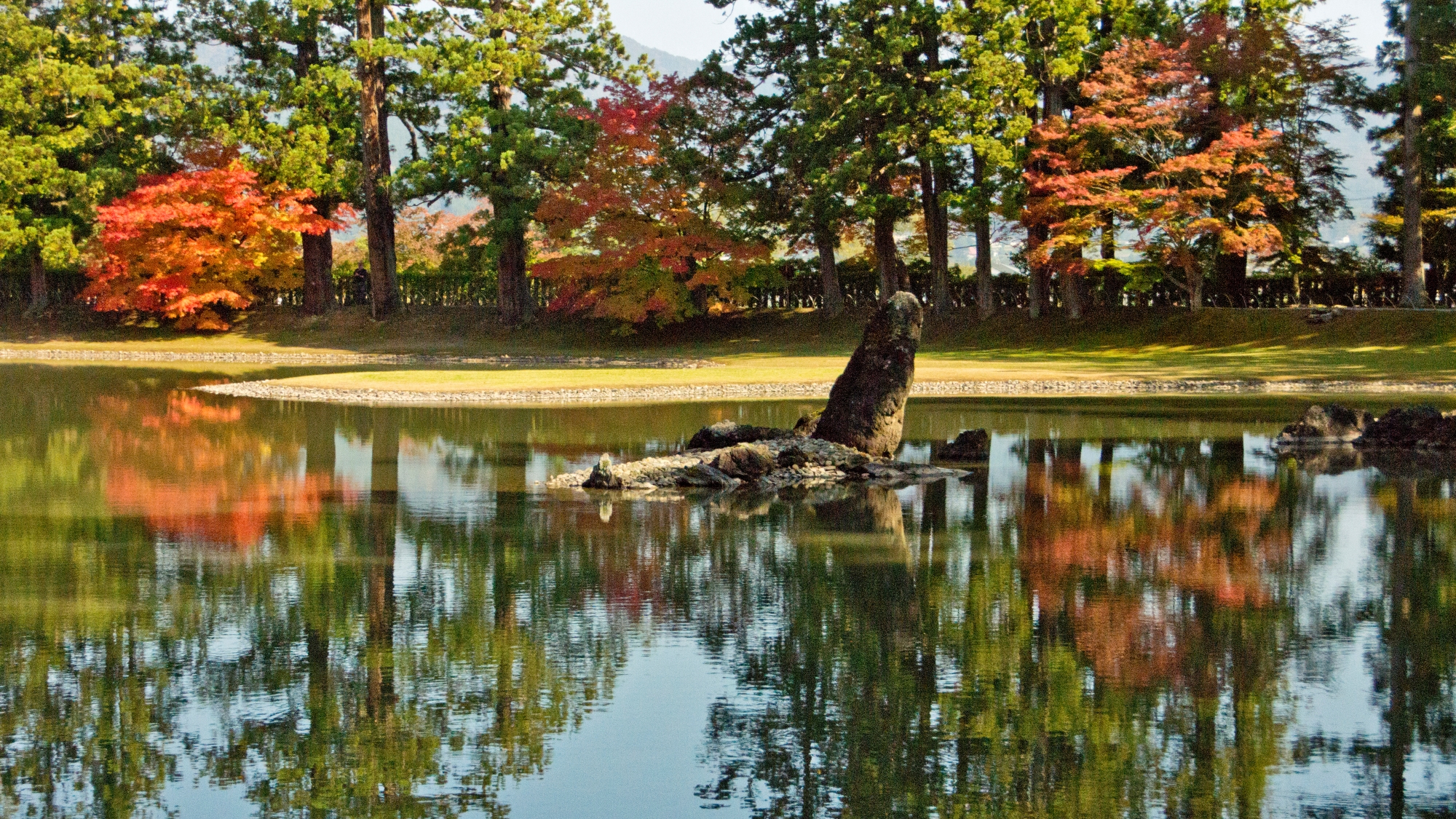 【周辺観光】「毛越寺」毛越寺大泉が池の中でも東南岸にある荒磯風の出島は、庭園中最も美しい景観の一つ。