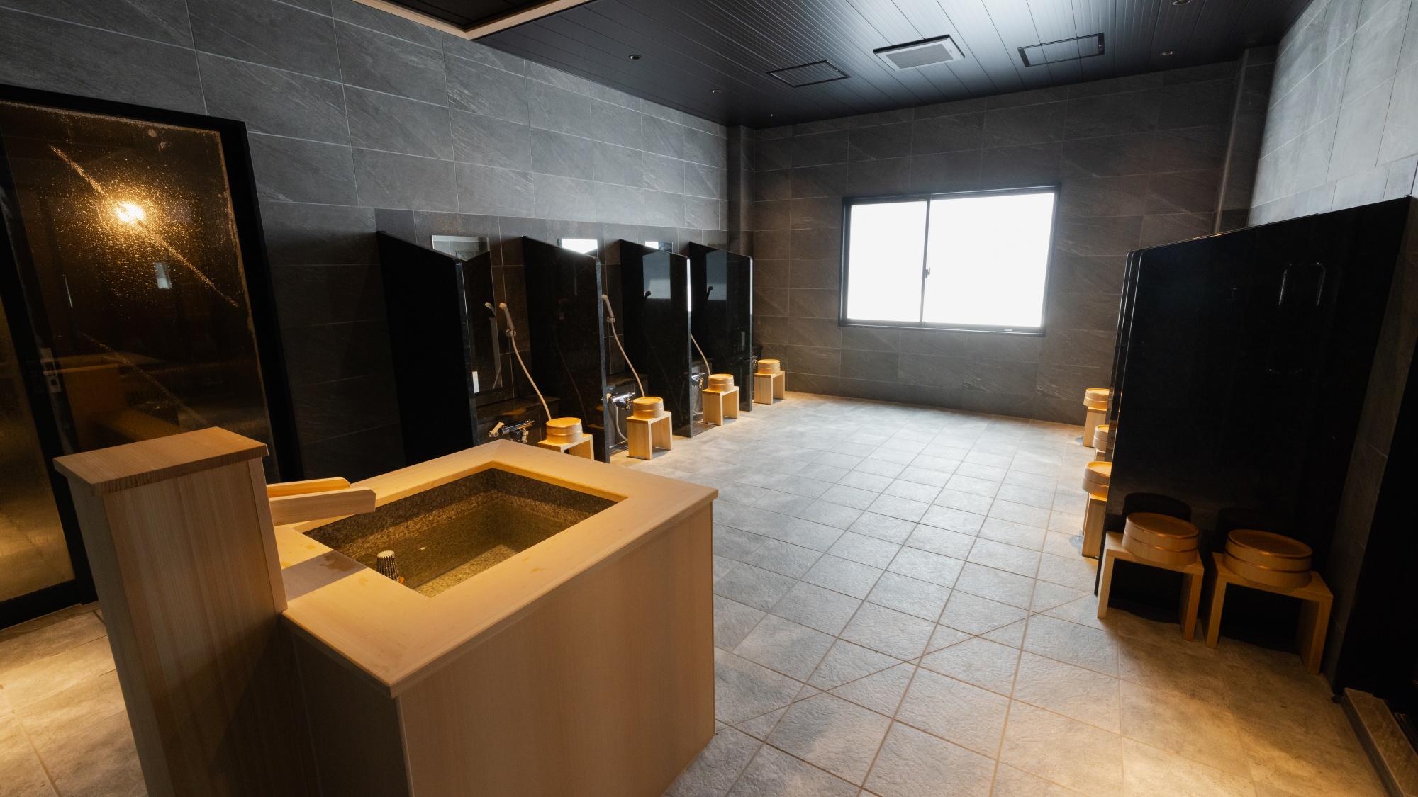 【温泉大浴場】どなたでもご利用がしやすい広々とした洗い場。