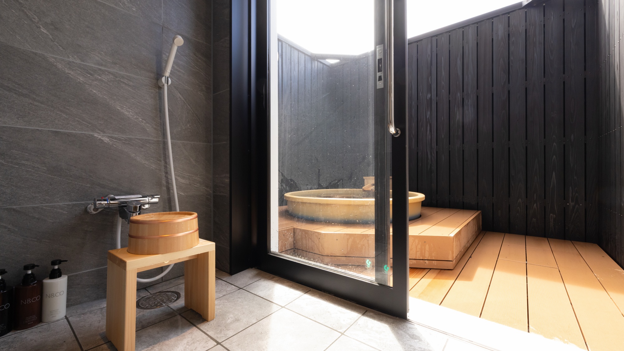 【貸切風呂「月」】心地よい風を感じる露天風呂。屋根もついておりますので雨や雪の日でも安心。