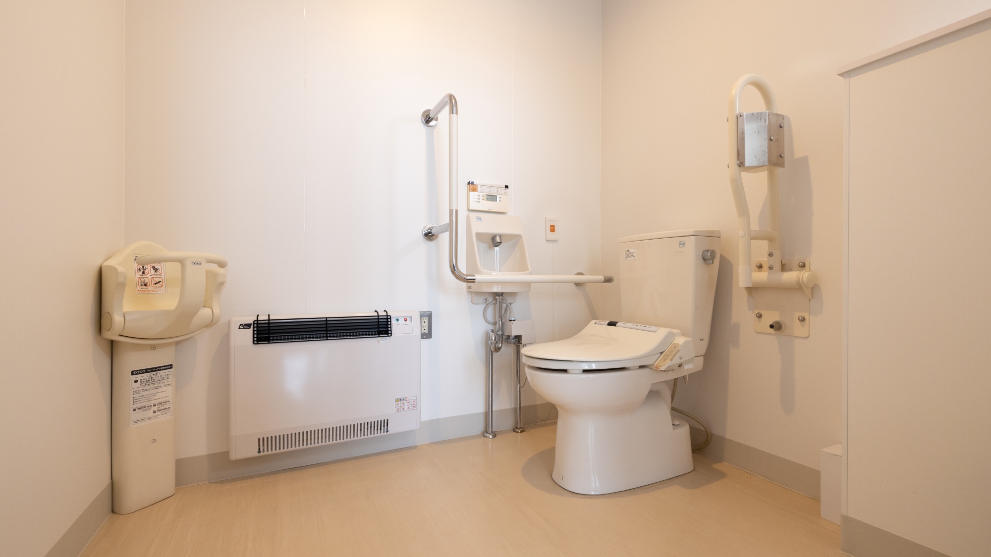 【バリアフリートイレ】どなたでもお使いいただける設備を備えております。