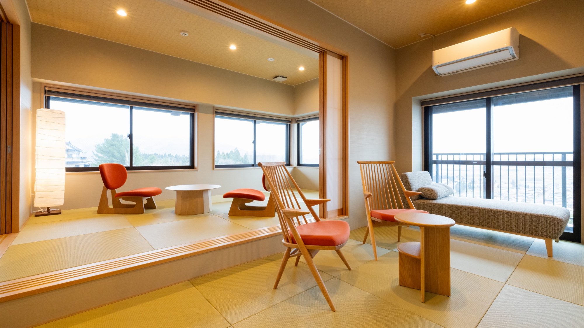 【スイートルーム】当館最上級、平泉町を望む大窓を備えた開放感ある最上階客室。