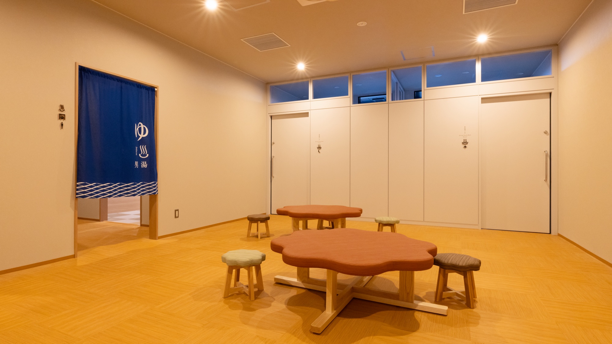 【温泉大浴場】入浴後のクールダウン、待ち合わせに最適な湯上りスペース。