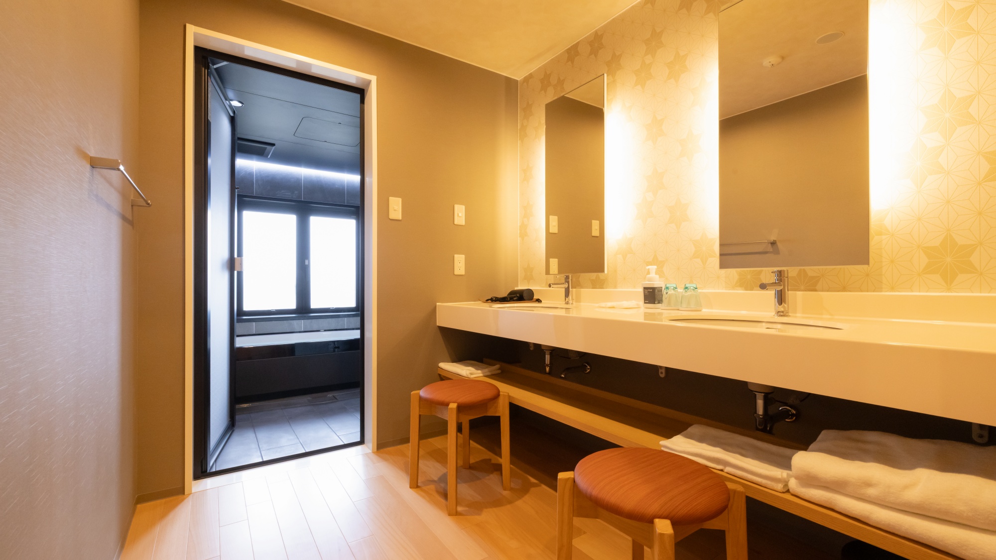 【スーペリアツイン】グループ利用にも嬉しい、展望風呂を備えた和洋室。