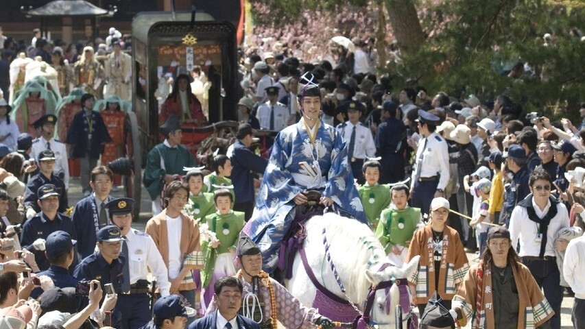 【周辺観光】「春の藤原まつり」義経公役には毎年、人気の芸能人が扮します。