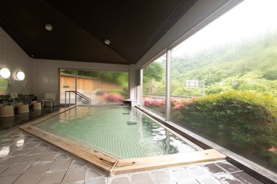 四季折々の景観を楽しみながら小鳥のさえずりや川のせせらぎを聞きながらの露天風呂は格別！！