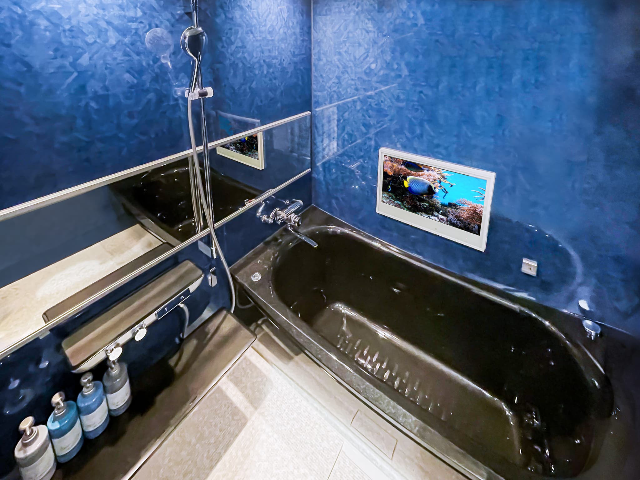 ラグジュアリー浴室　喫煙