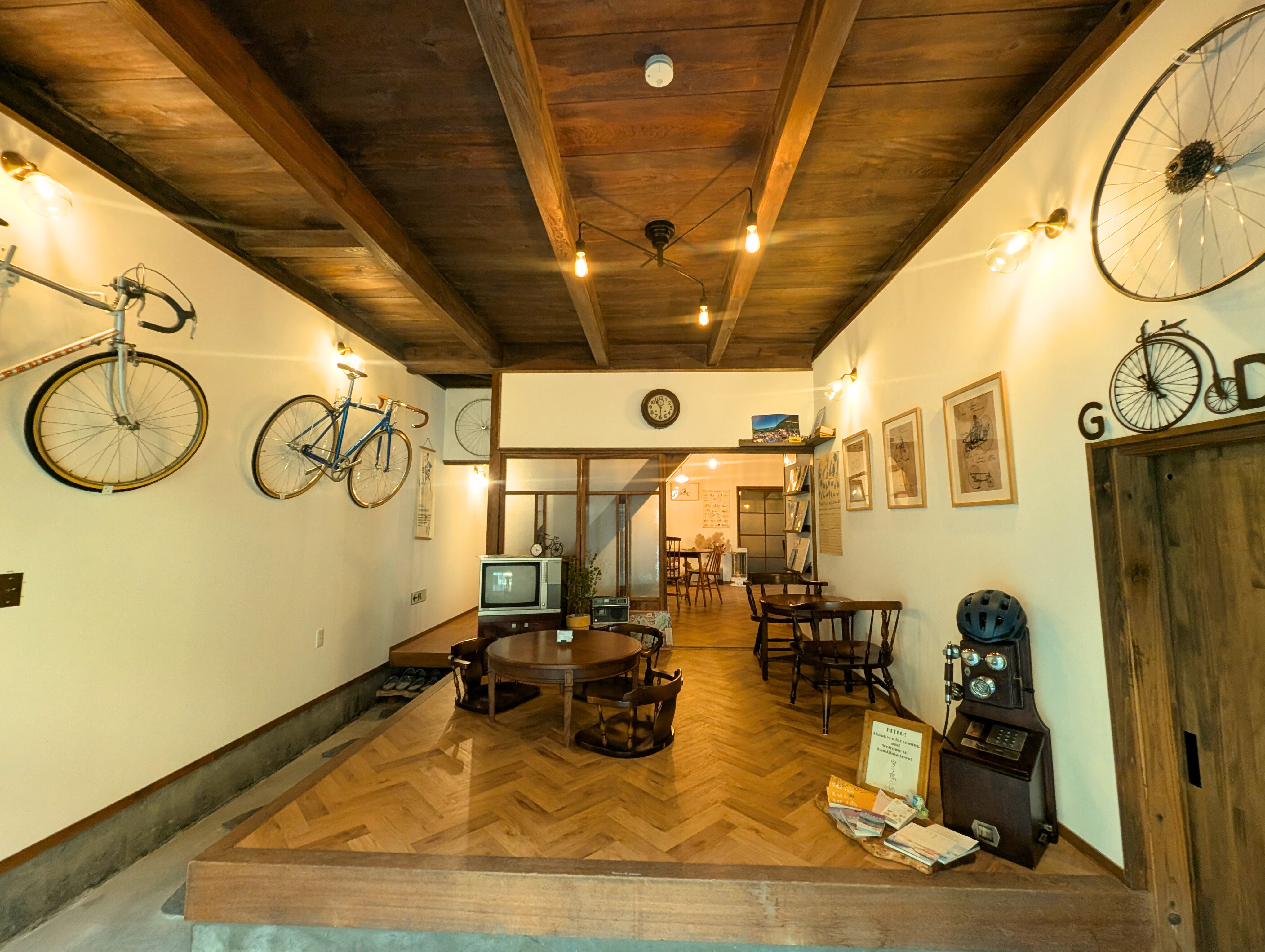 レトロな自転車を壁掛けし、自転車ポスターやレトロなインテリアと組み合わせた和モダンな古民家です。