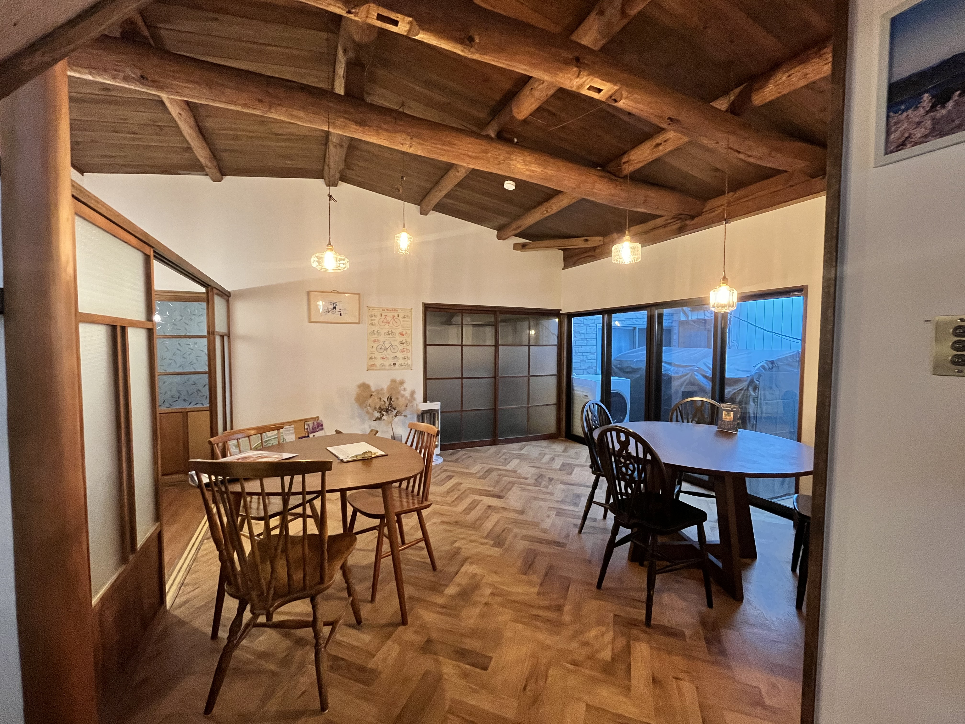 共有キッチン、調理器具、食器の設備はありません。（使い捨ては有）