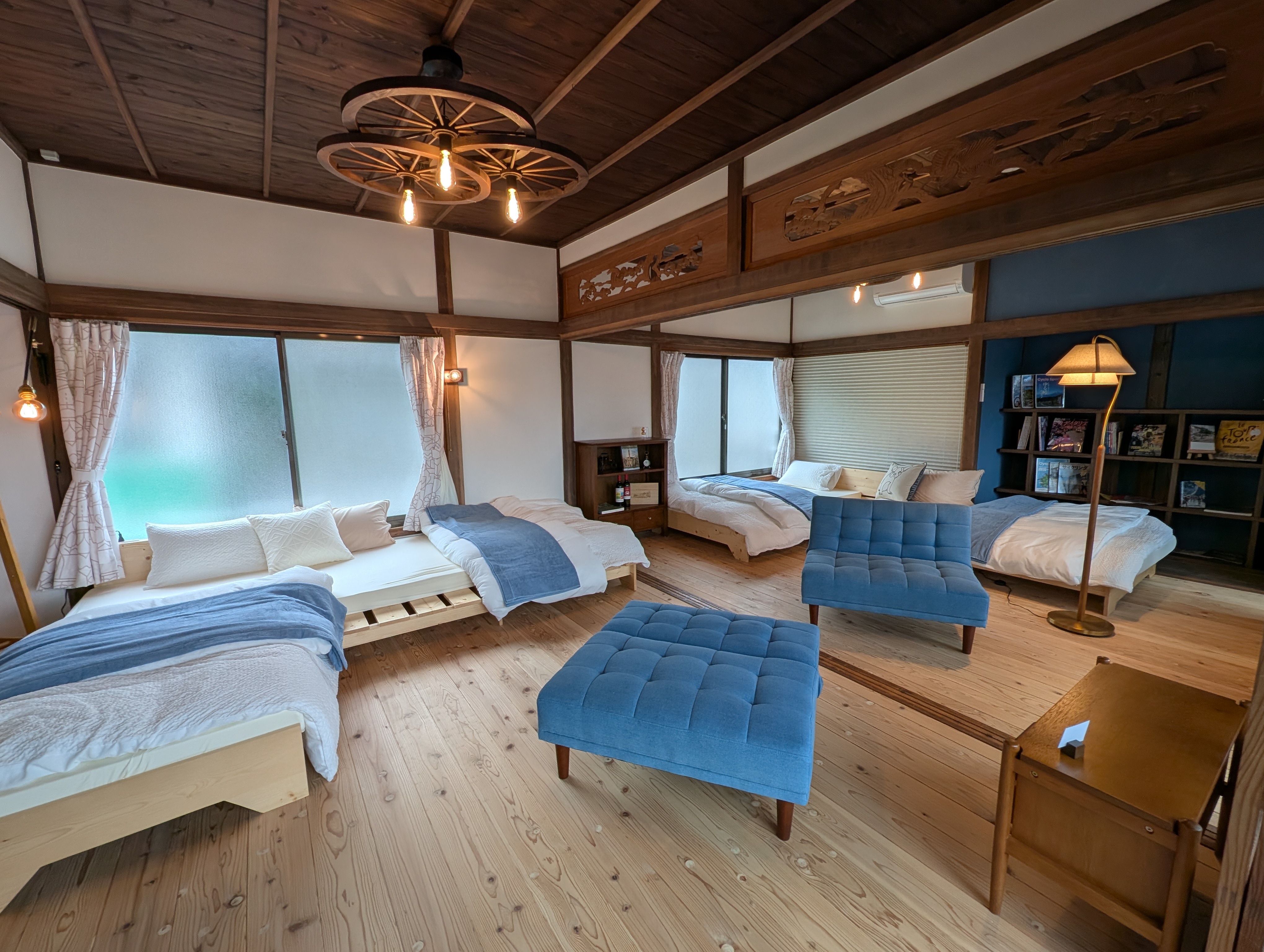 ベッド4台(シングル3、セミシングル1)、布団2セットございます。合計6名まで宿泊が可能です。