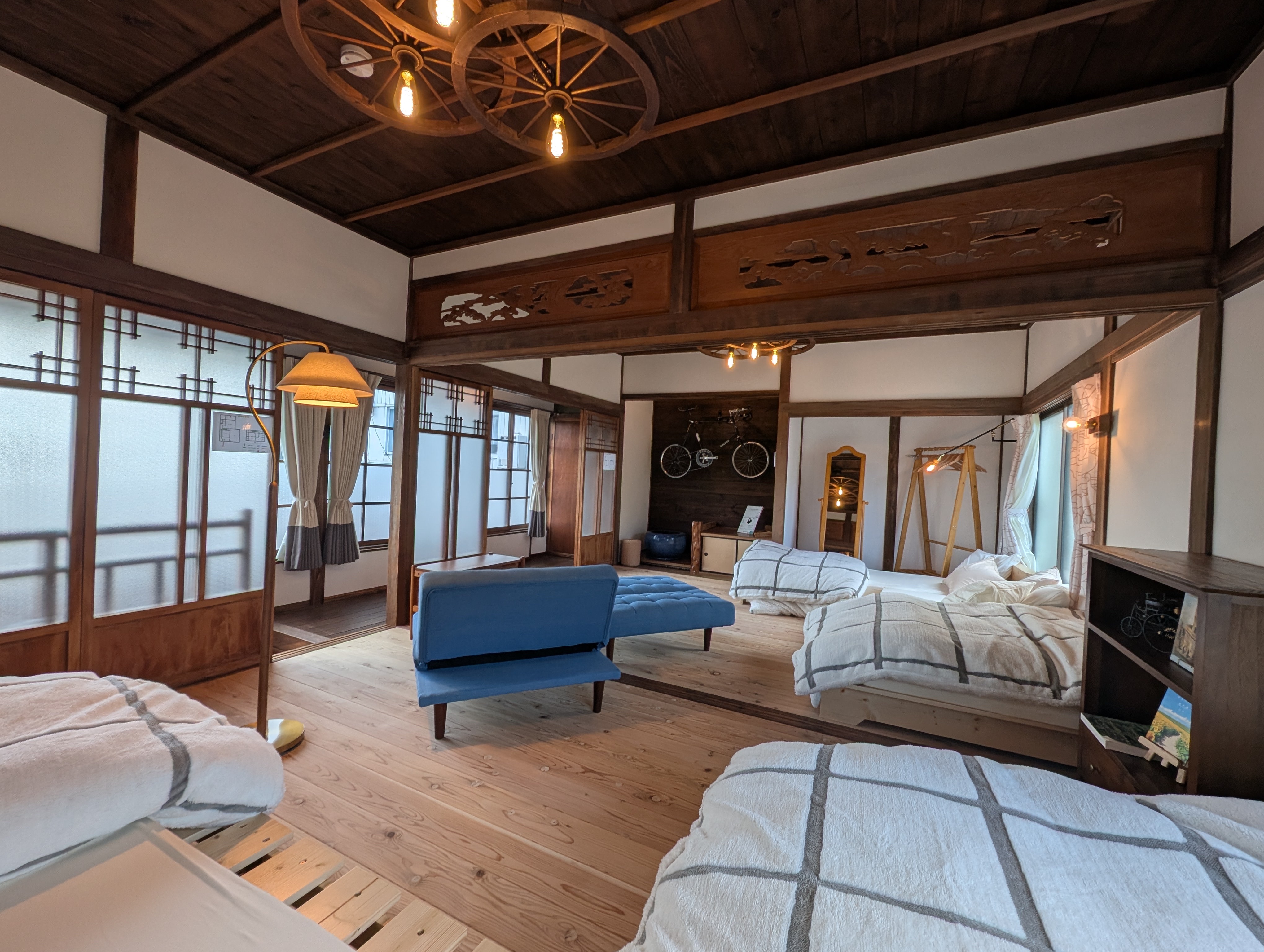 ベッド4台(シングル3、セミシングル1)、布団2セットございます。合計6名まで宿泊が可能です。