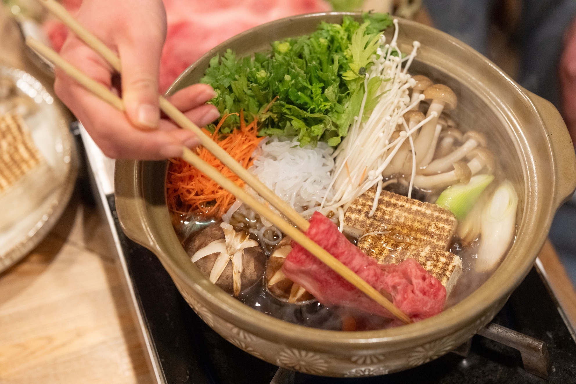 【春季限定】春の山菜狩り体験付プラン！上州牛＆群馬麦豚をすき焼きで食べ比べ×濃厚な平飼い卵の朝食付