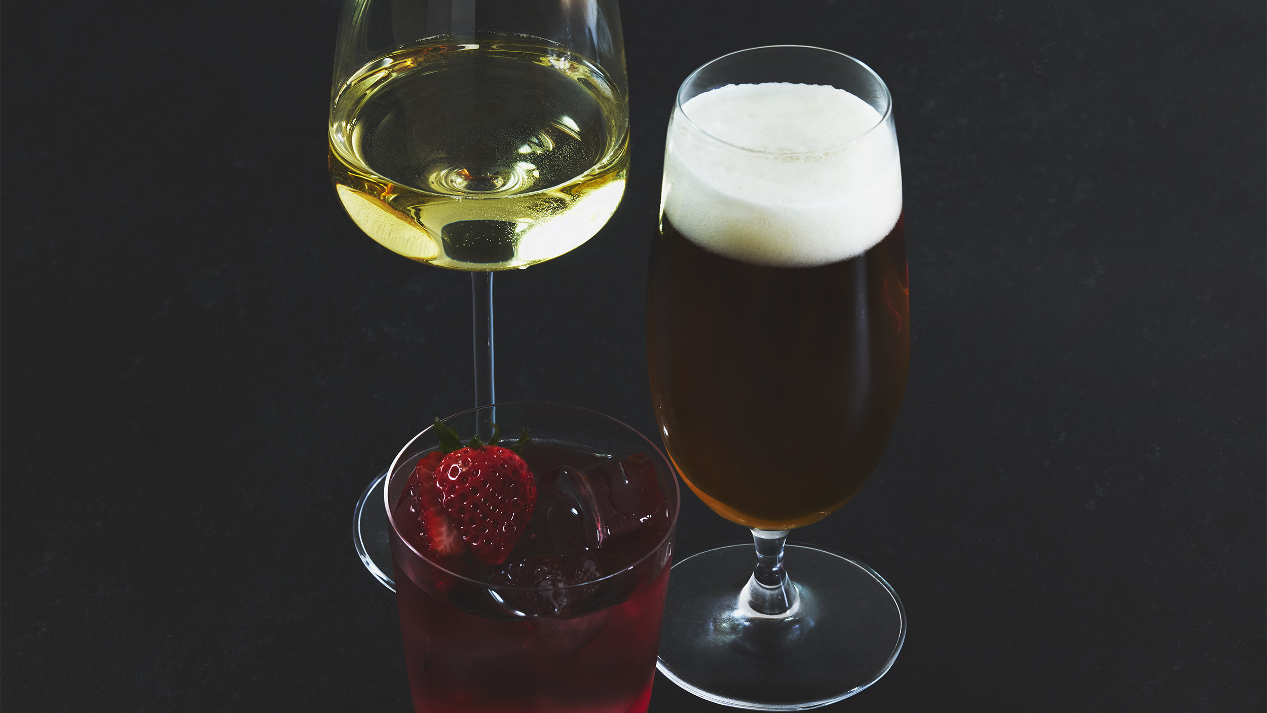 夜の時間はバーとして、アルコールドリンクや和菓子、スナック、軽食などをご用意しています