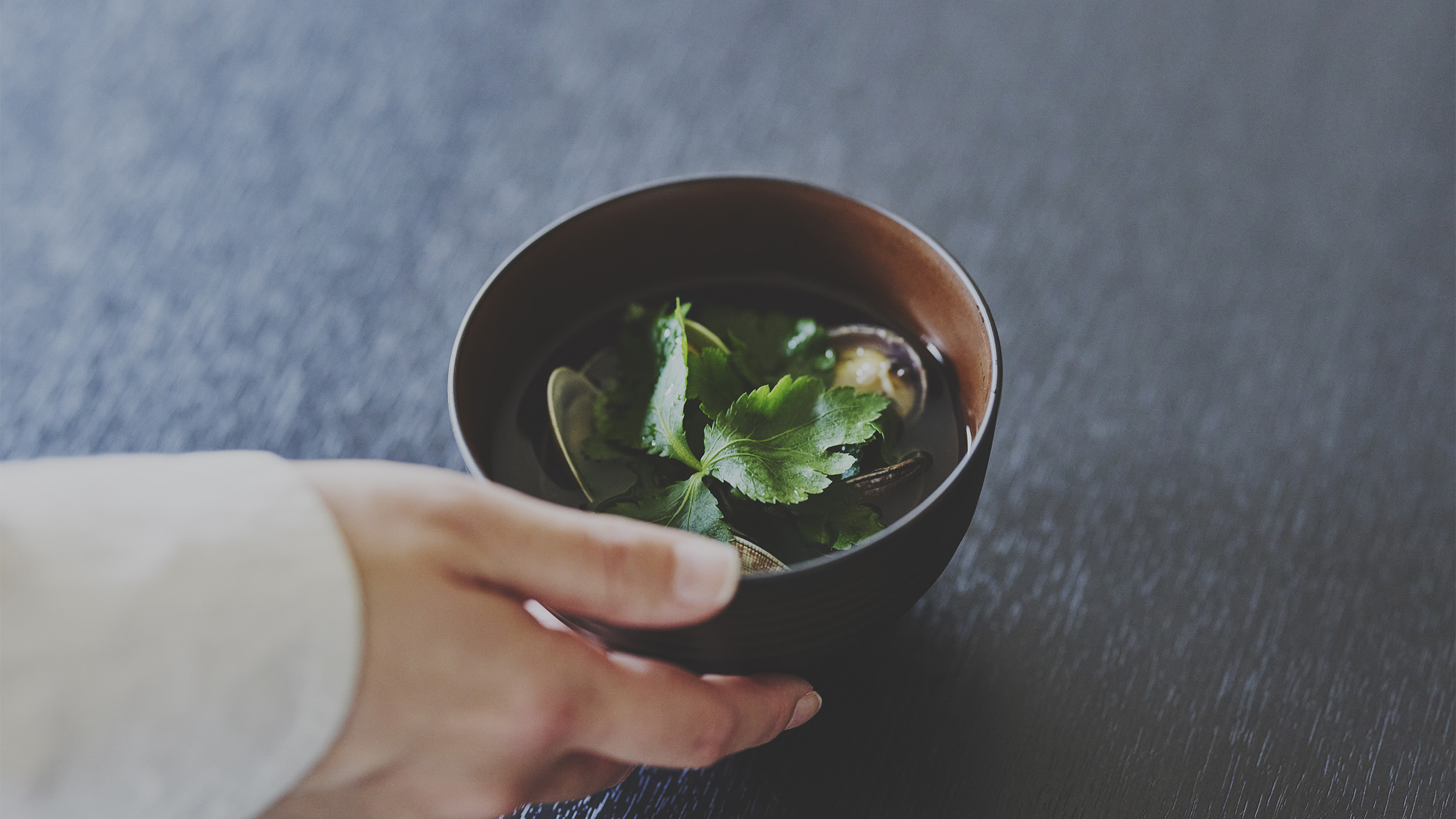 ご朝食　あさりとわかめのお吸い物