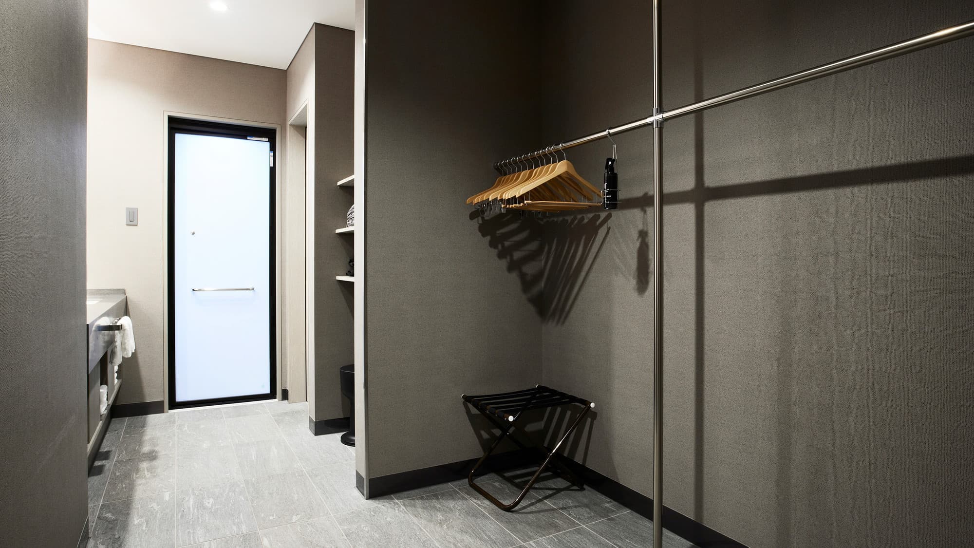 ファミリージュニアスイート｜ゆったり広々とした脱衣所と2つの洗面台を完備しています。