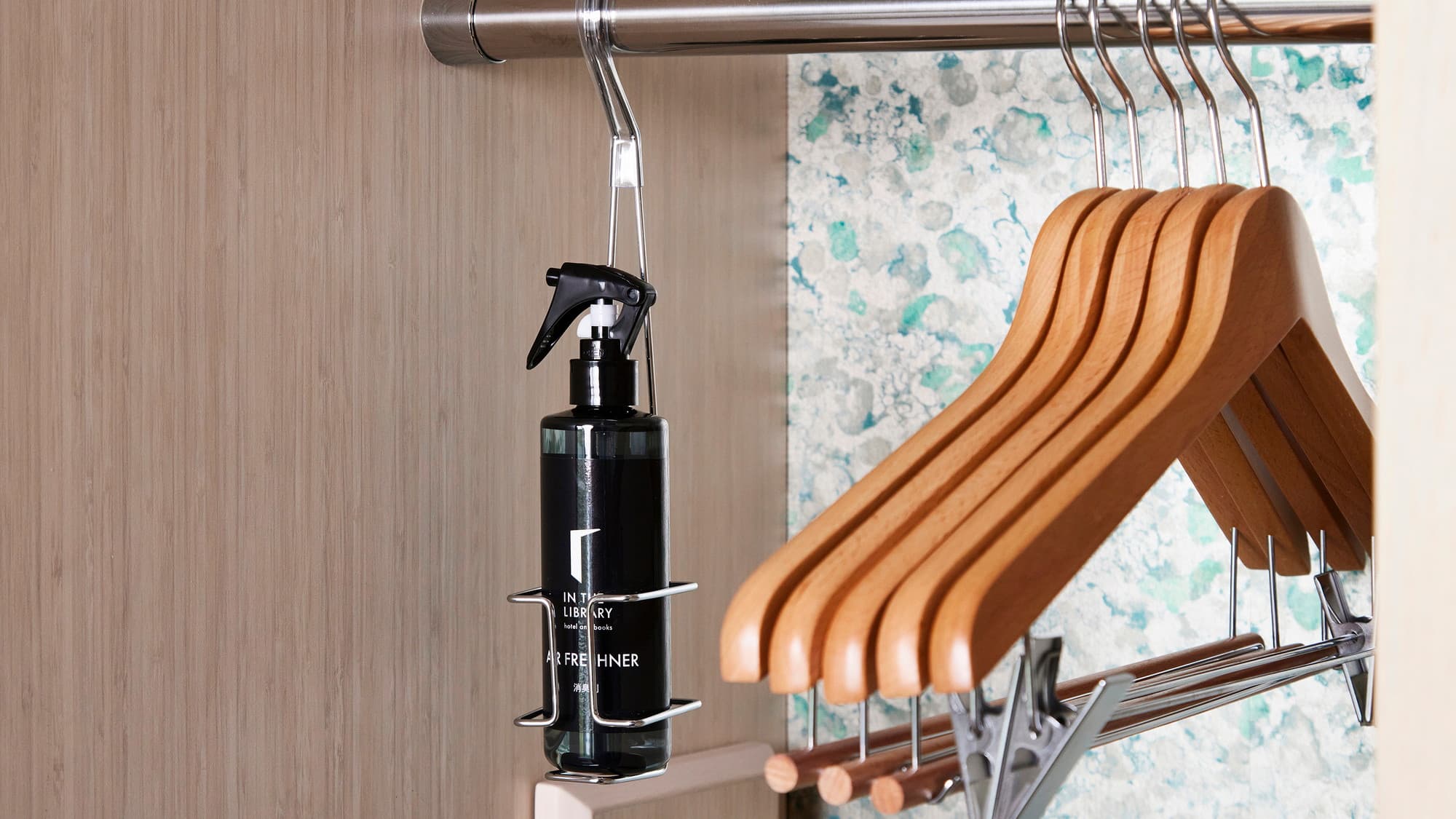 客室｜備品イメージ／ハンガー・消臭スプレー