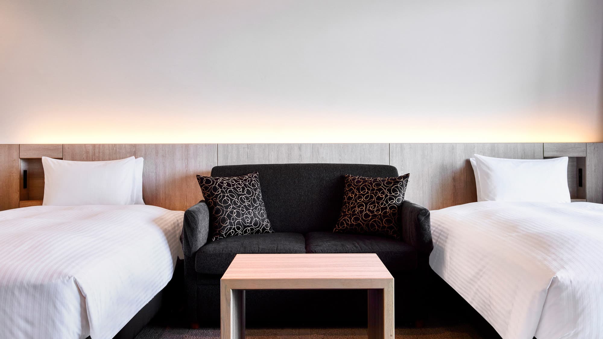 プレミアツイン｜ソファでゆったり本を読んだりテレビを観たり、思い思いの時間をお過ごしください。