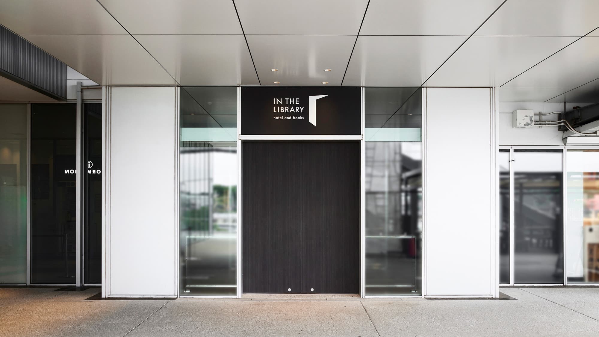 ホテル外観｜エントランス（2F）