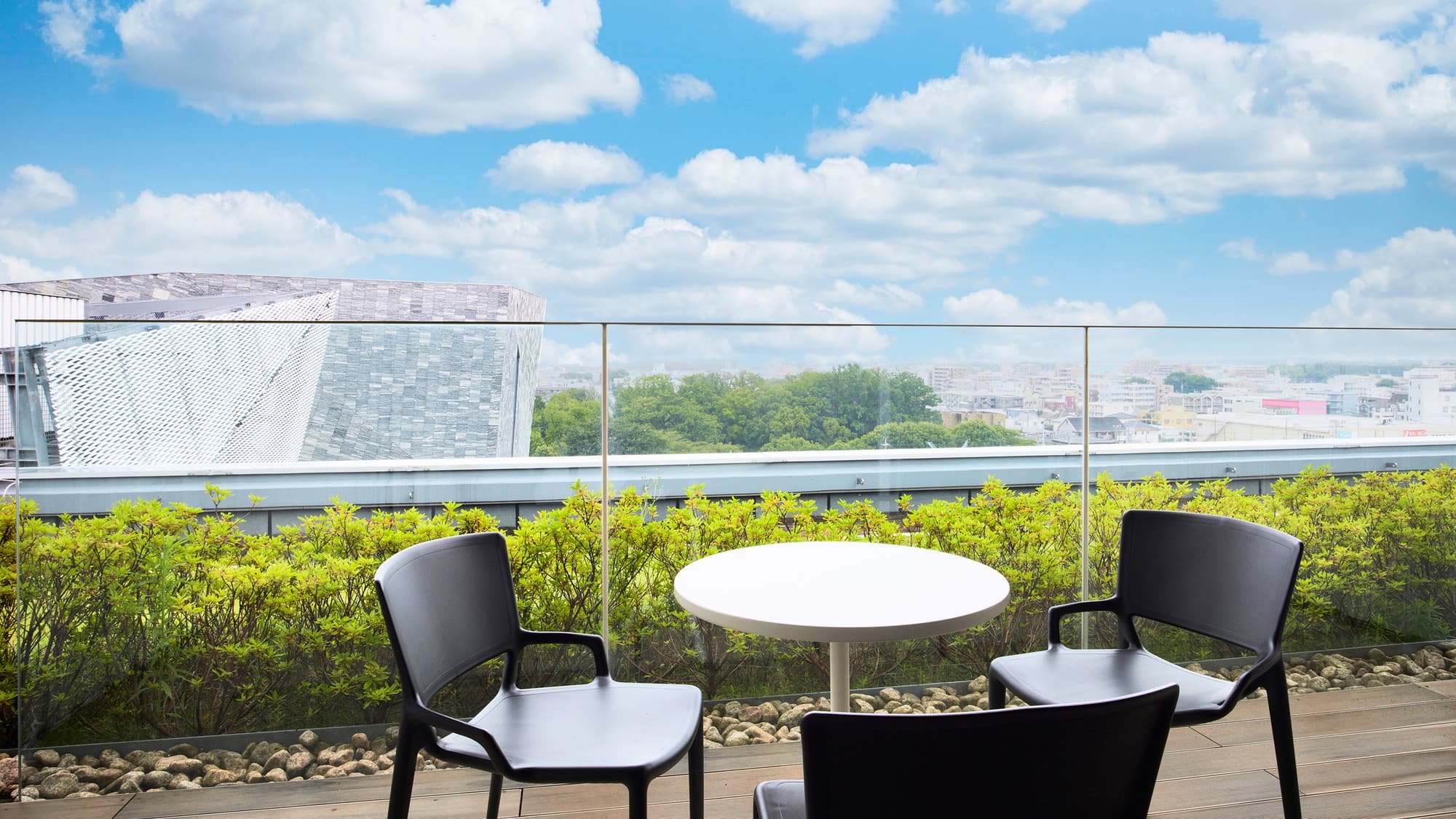 プレミアツイン｜空と緑に包まれるテラスで、心満たされるひとときを。