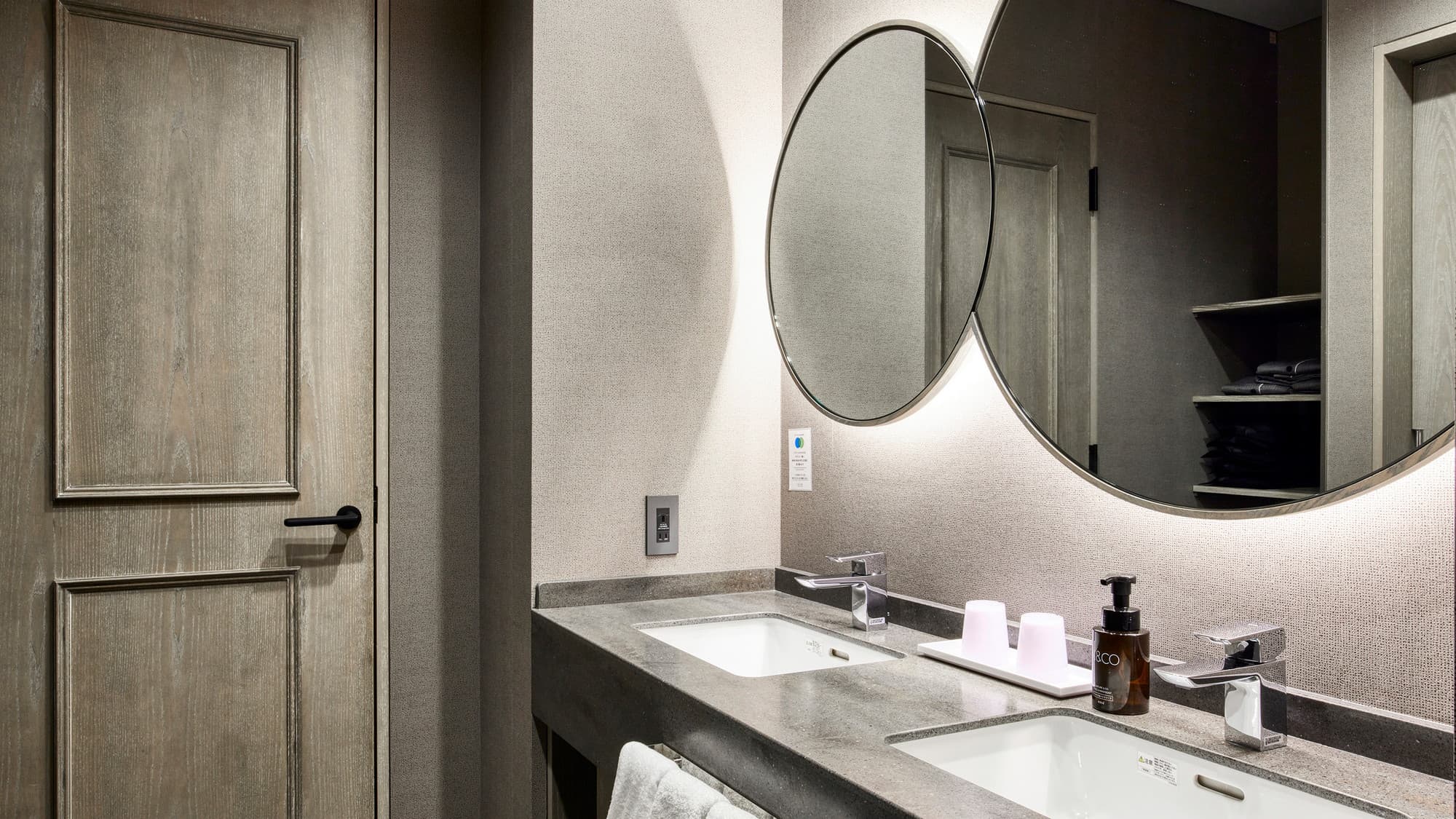 オルトジャパニーズ｜2つの洗面台でゆったりと身支度。旅の朝を快適にお過ごしいただけます。