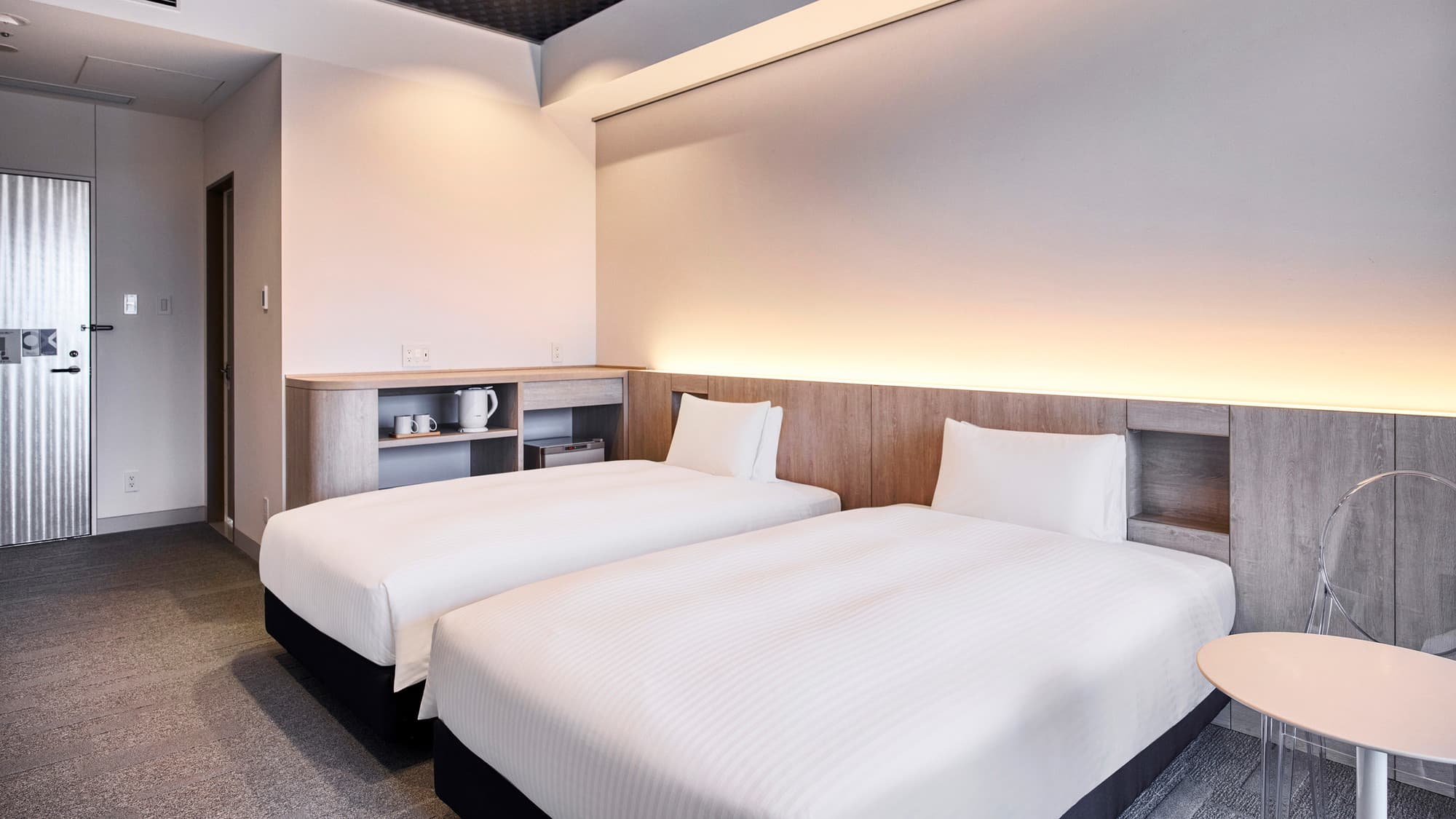 デラックスツイン｜清潔感にあふれ、シンプルながら落ち着ける空間です。