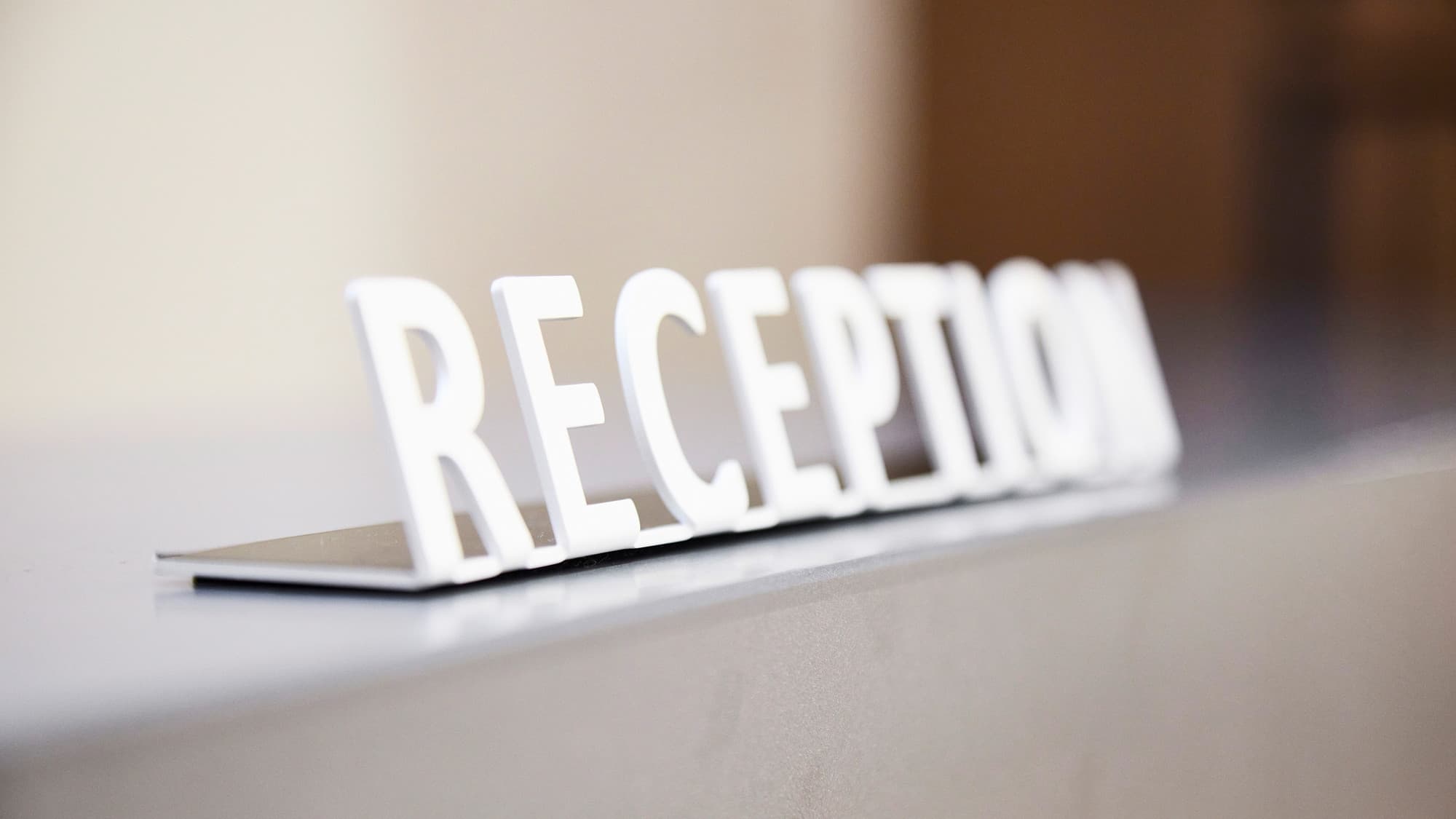 レセプション｜本に囲まれて過ごせるライブラリーホテルへようこそ。