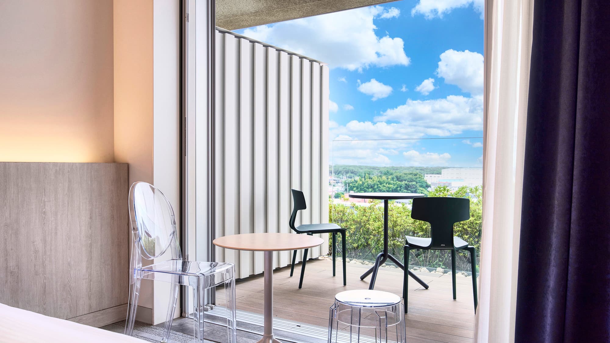 デラックスツイン｜空とつながる開放的なテラスで、心安らぐひとときをお過ごしください。