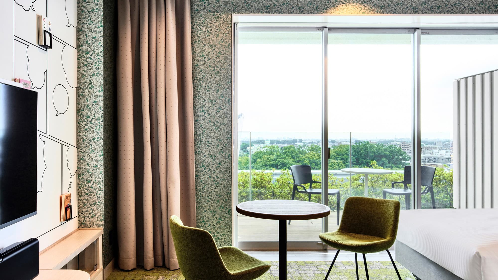 ユニバーサル｜開放的な眺めが広がるバルコニーで、心満たされるひとときを。