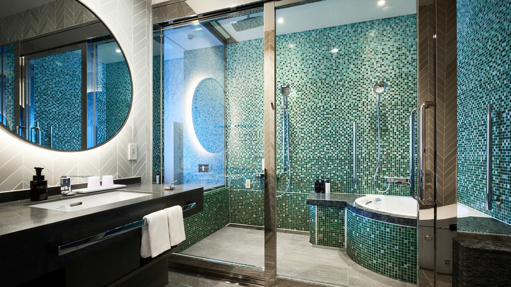 ユニバーサル｜バスルームのデザインなどが特徴的な、唯一無二のお部屋です。