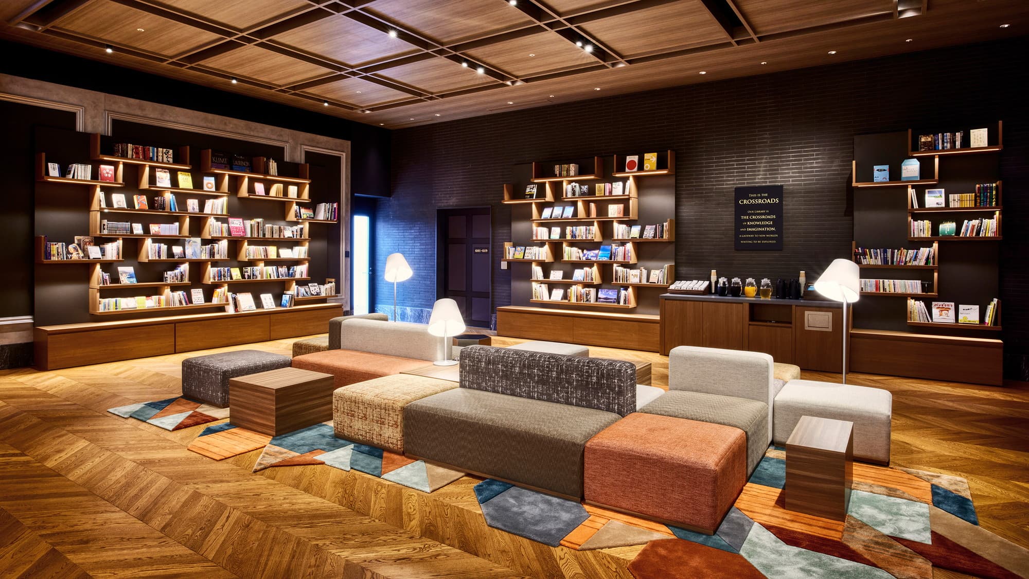 THE LIBRARY | the crossroads｜ゲストの交流場所でもある&ldquo;交差点&rdquo;