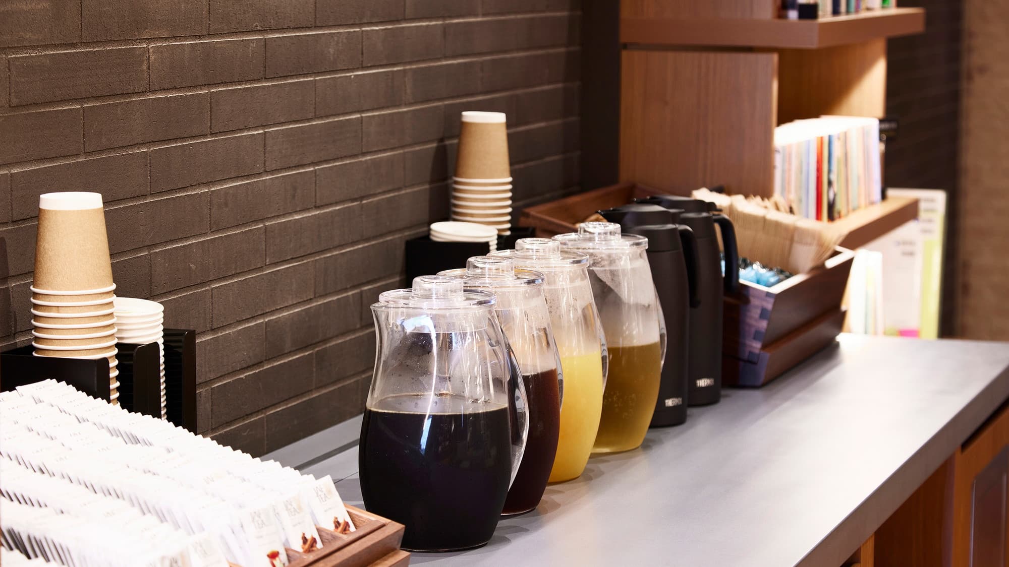 THE LIBRARY | the crossroads｜ドリンクを片手に読書をお楽しみください。