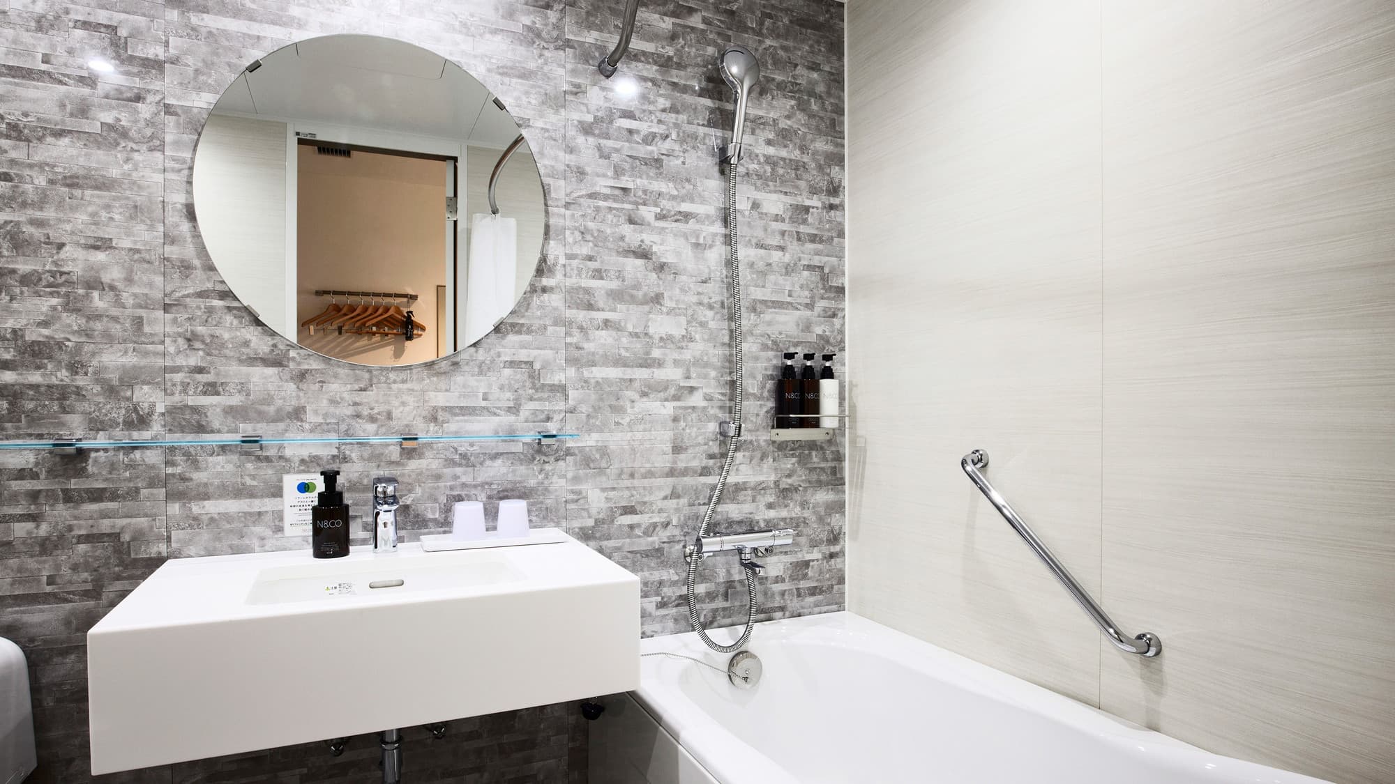 デラックスツイン｜3点式ユニットバス／足を伸ばしてゆっくりお休みいただけるバスタブを備えています。