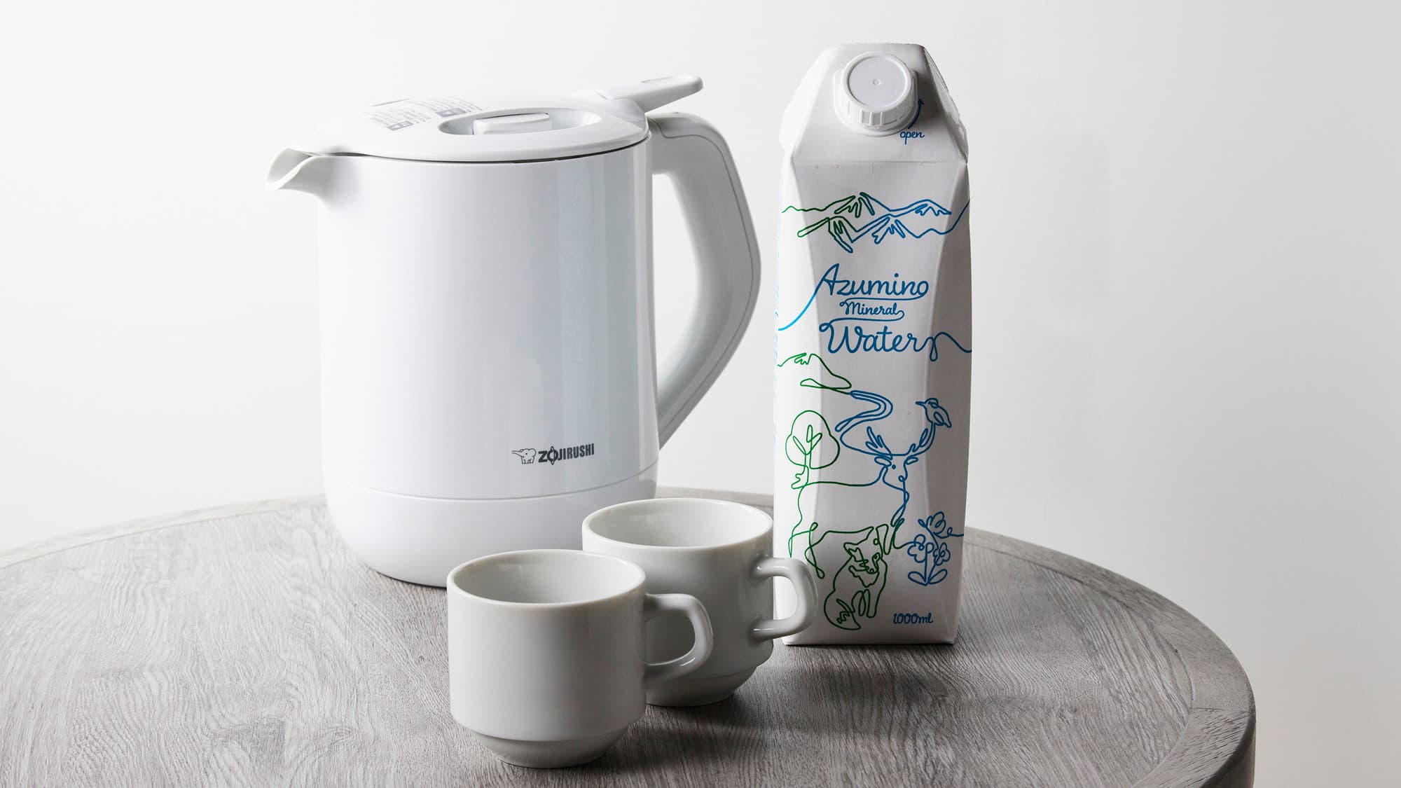 客室｜備品イメージ／電気ポット・マグカップ・冷蔵庫には無料のミネラルウォーターをご用意しています。