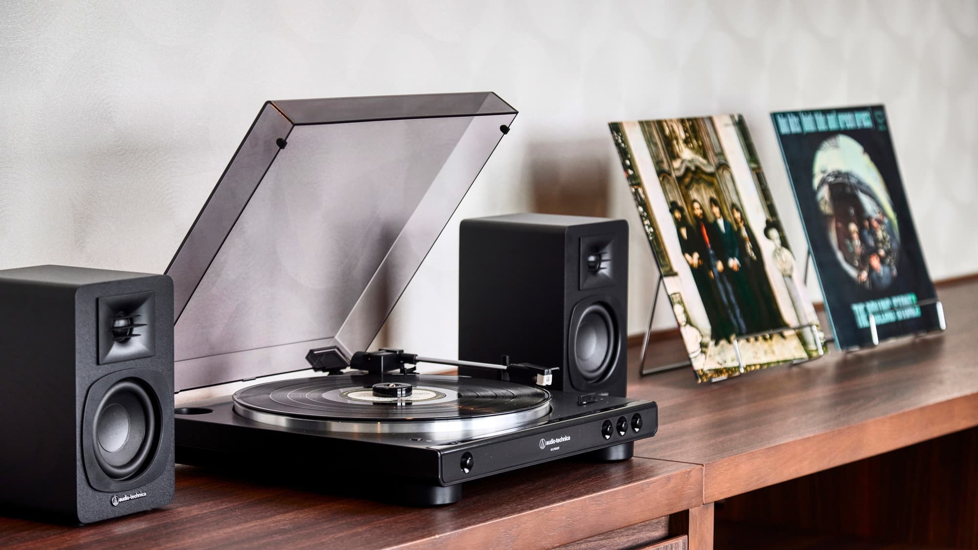 ジュニアスイート｜レコードプレーヤーをご用意。読書や音楽鑑賞などくつろぎの時間をお過ごしください。