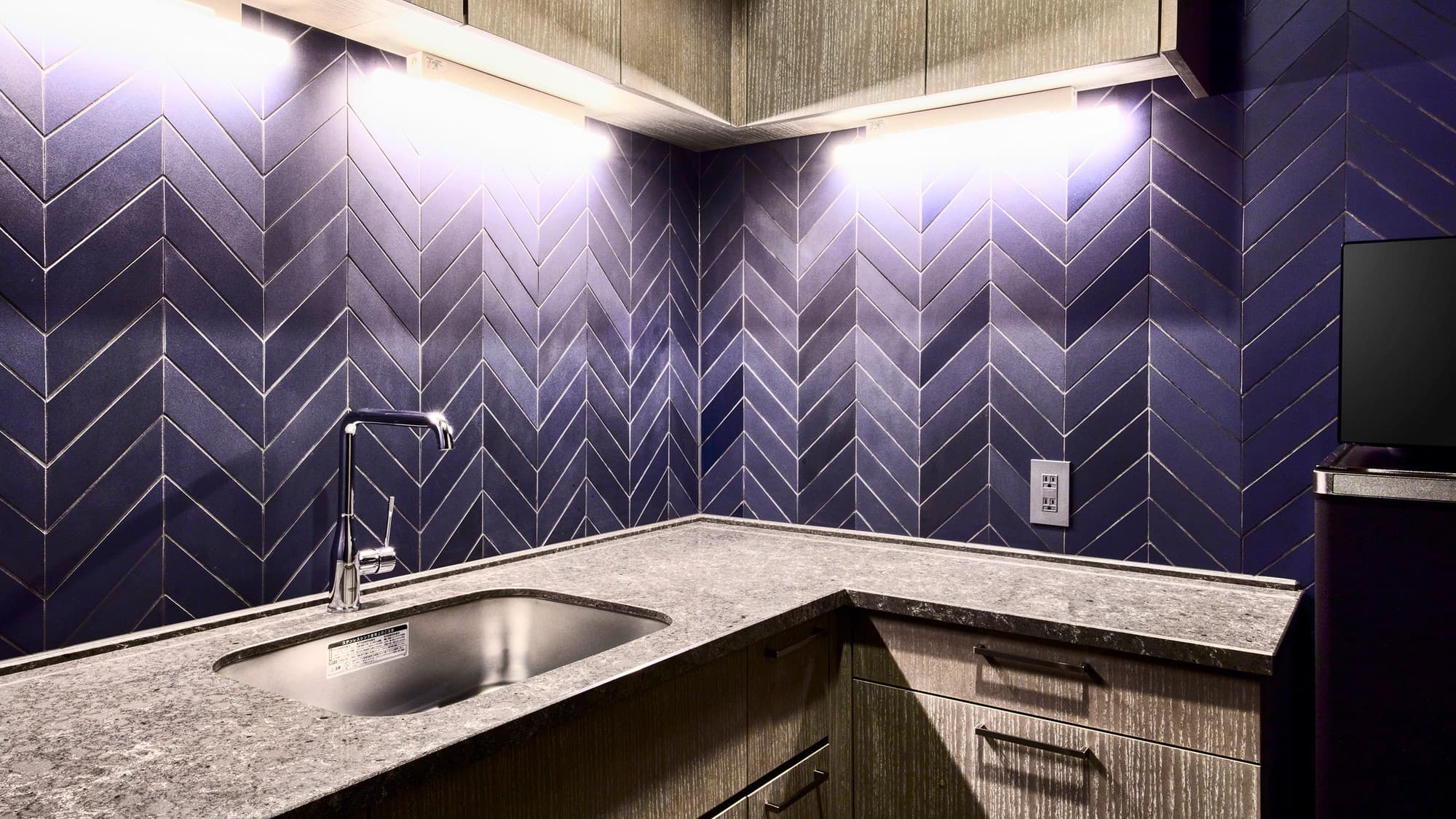 スイート｜冷蔵庫とミニキッチンがあり、快適なホテルステイをお楽しみいただけます。