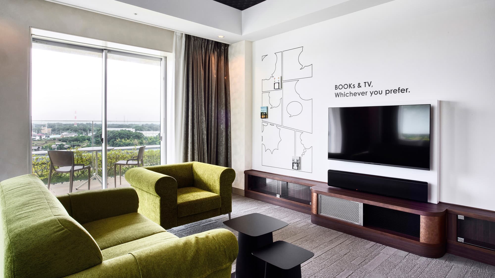 ジュニアスイート｜広々とした空間に、落ちつけるトーンのソファセットを設置しています。