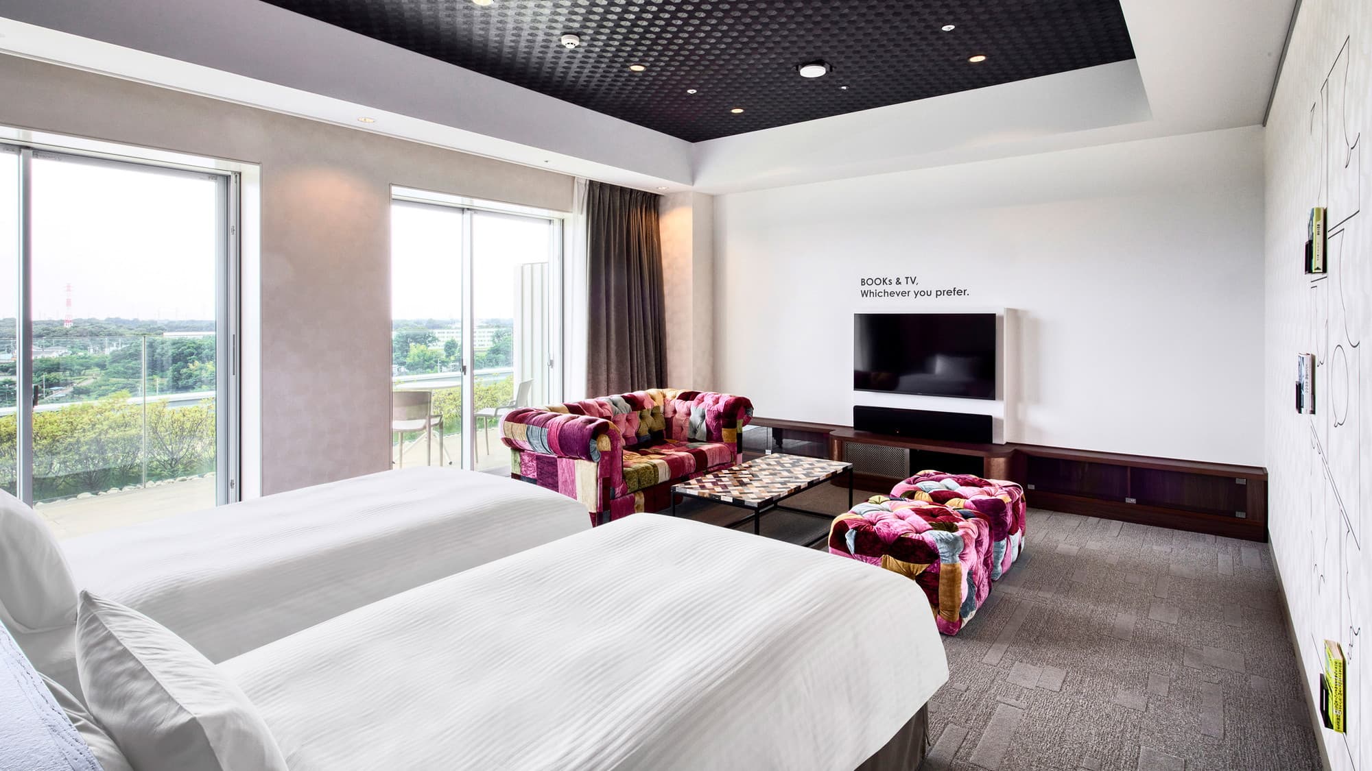 ファミリージュニアスイート｜ベルベット素材をパッチワークして作られたソファです。