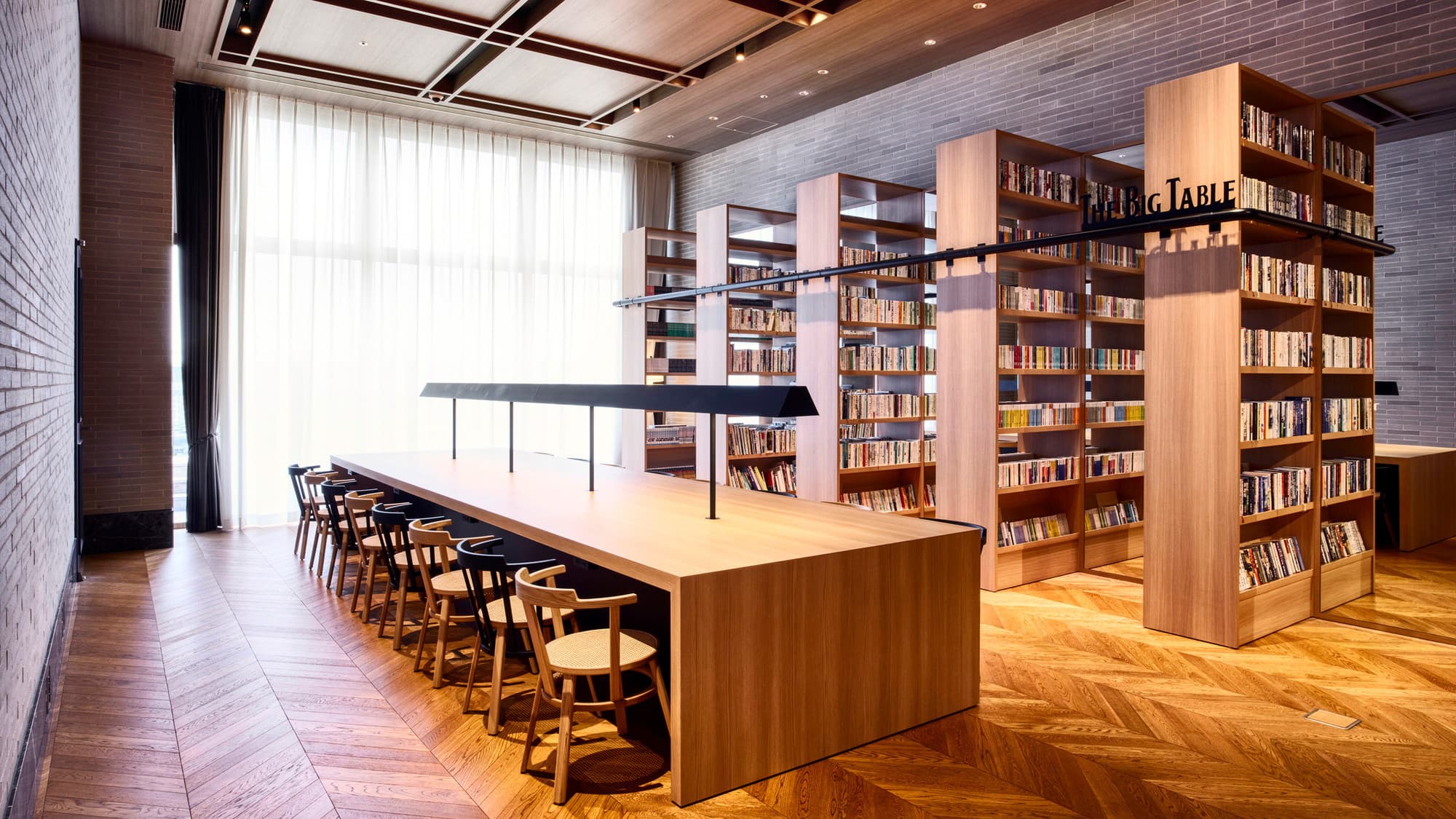 THE LIBRARY | the big table｜書棚には読みたくなる本がたくさんあります。