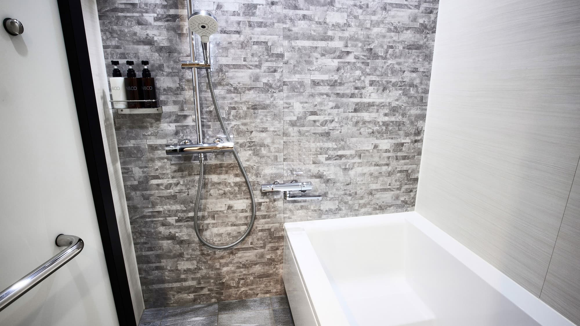 オルトジャパニーズ｜洗い場付バスルームで、オーバーヘッドシャワーが心と身体を癒してくれます。