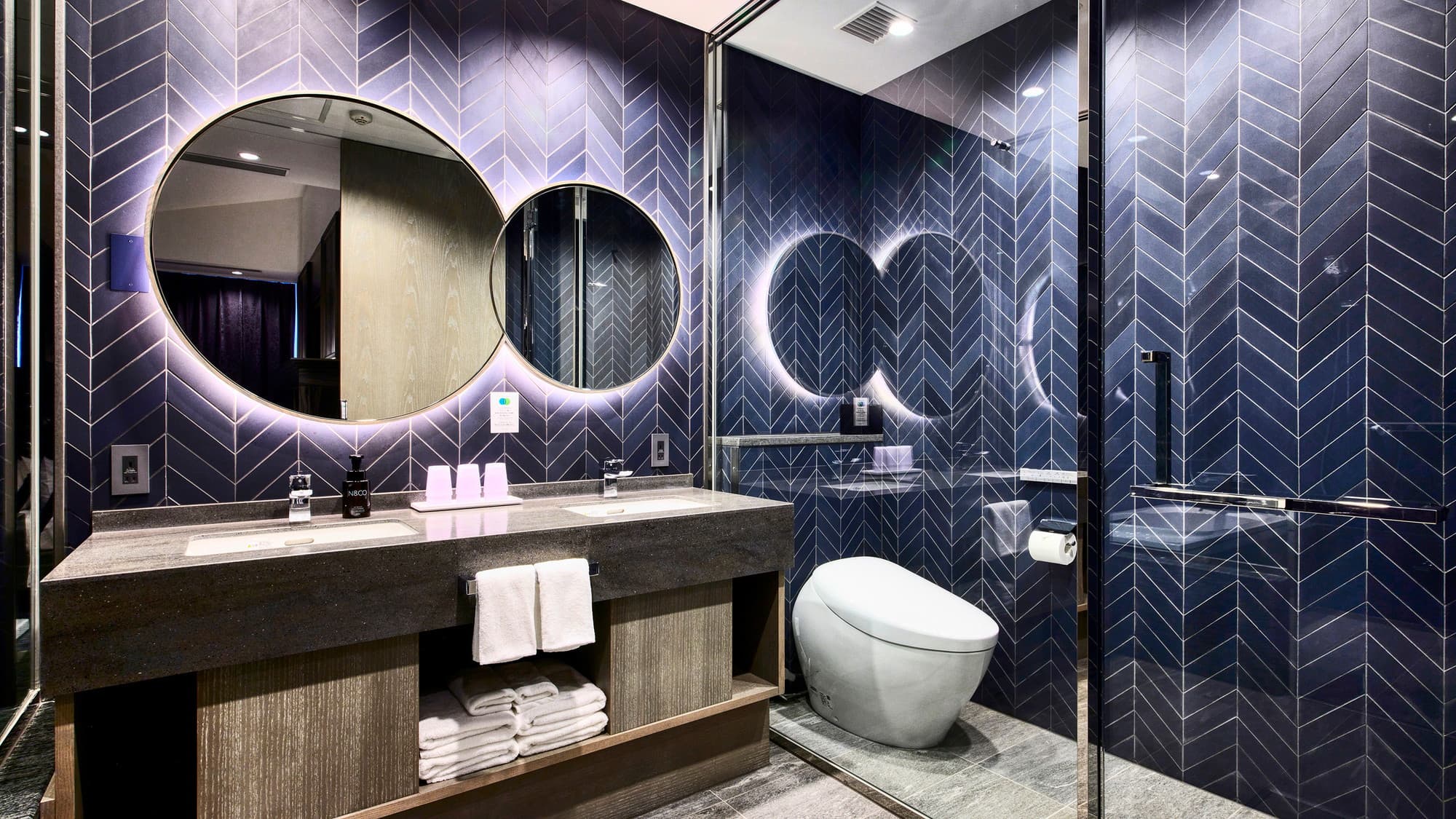 スイート｜おしゃれな円形ミラーと2つの洗面台で快適な朝の身支度を。