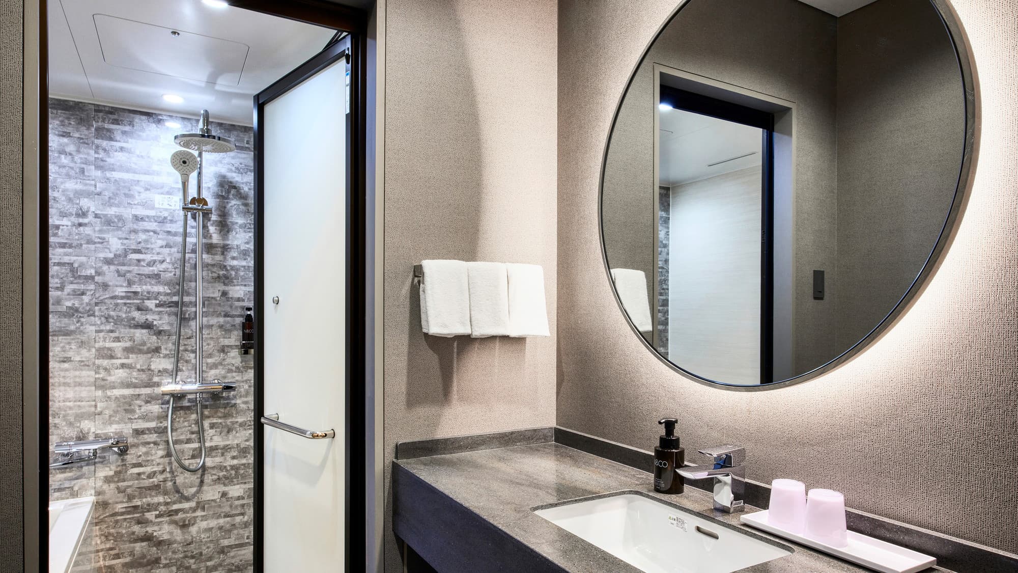 プレミアツイン｜オーバーヘッドシャワー付の洗い場付バスルームで、一日の疲れを癒やしてください。