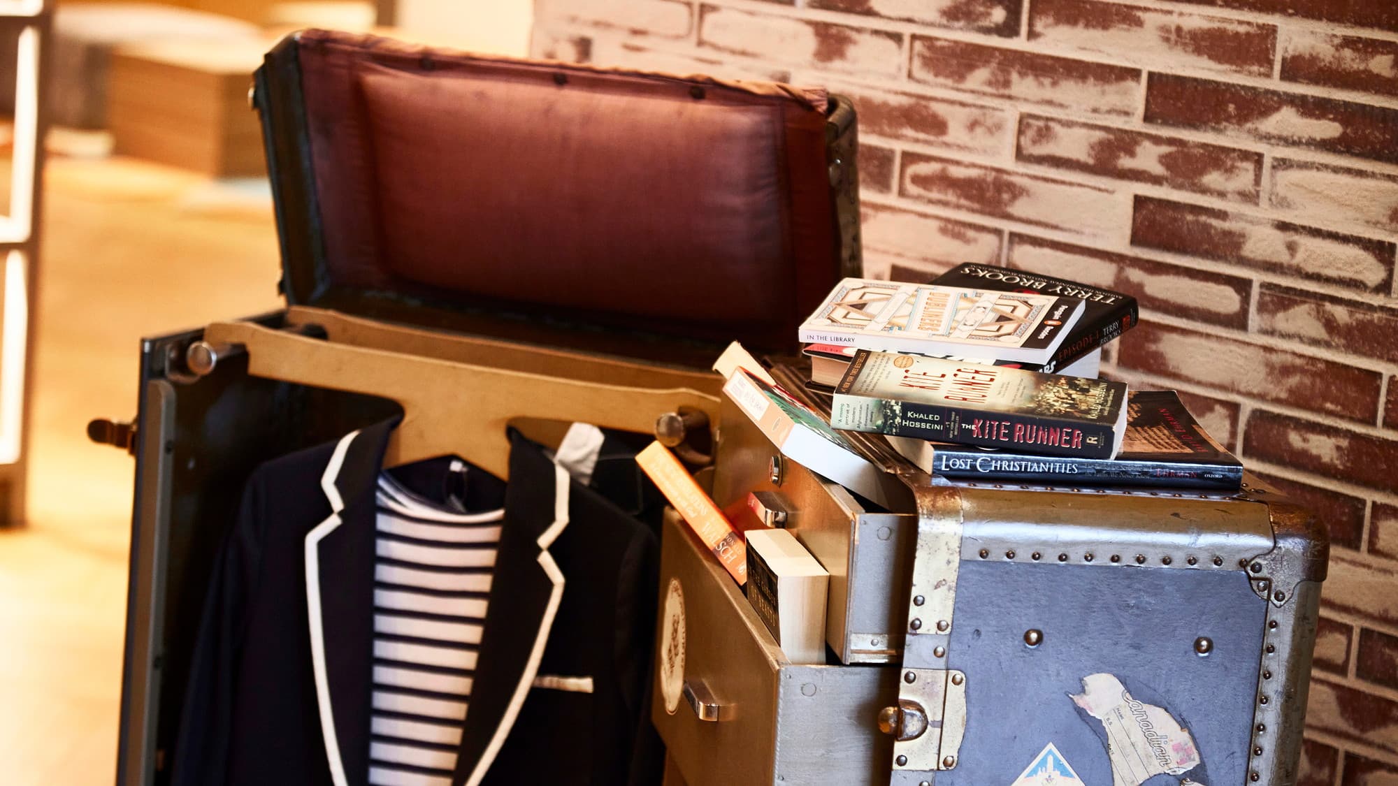 エレベーターホール｜旅の記憶と物語が詰まったトランク。お気に入りの本とともに心安らぐホテルステイを。