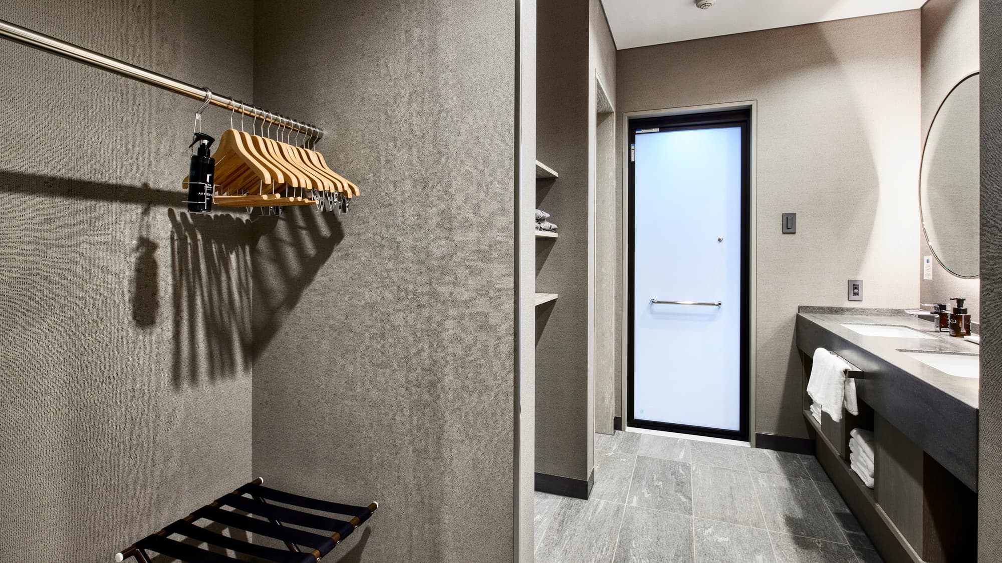 ジュニアスイート｜広々とした脱衣所に2つの洗面台をご用意。ゆったりと準備を整えられます。